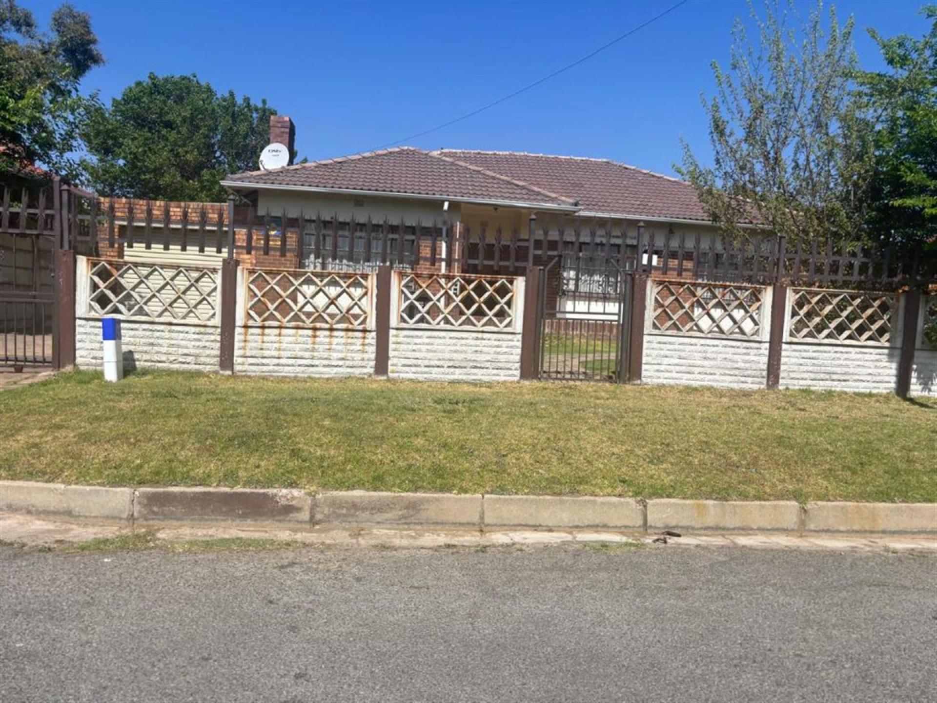 Front View of property in Florida Lake