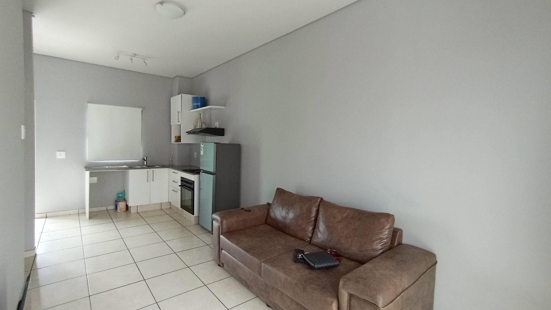 Lounges - 10 square meters of property in Ballitoville