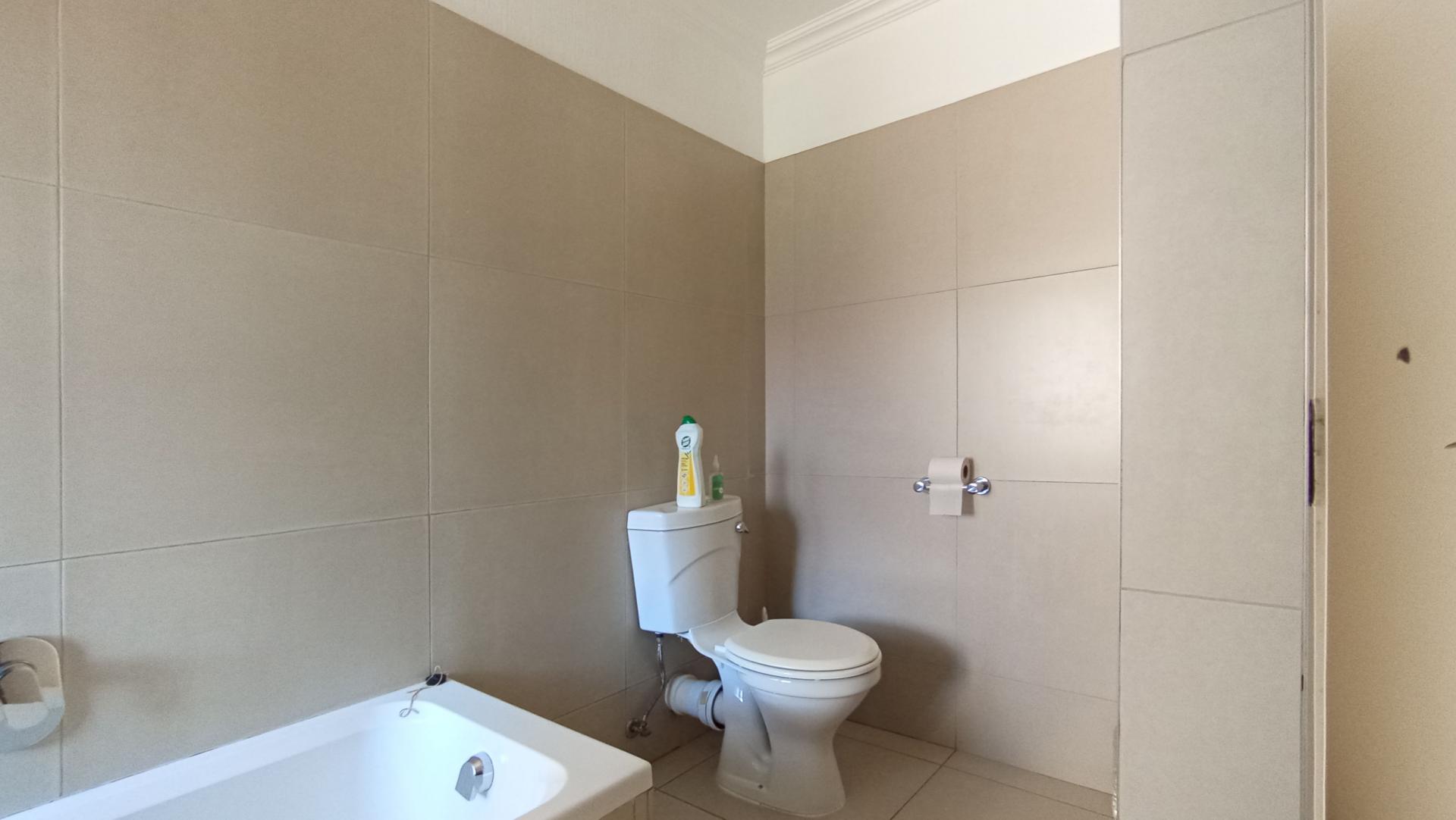 Bathroom 3+ - 10 square meters of property in Needwood