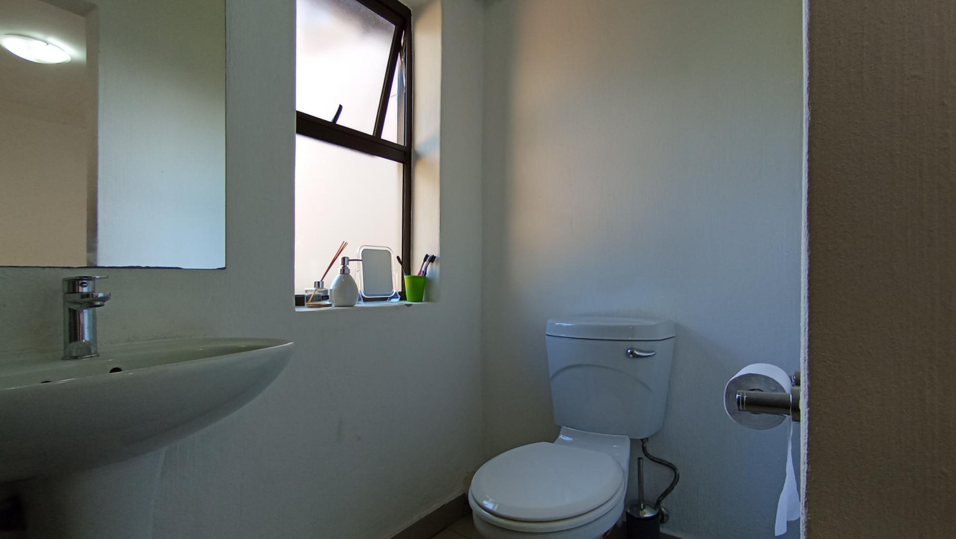 Bathroom 1 - 4 square meters of property in Needwood