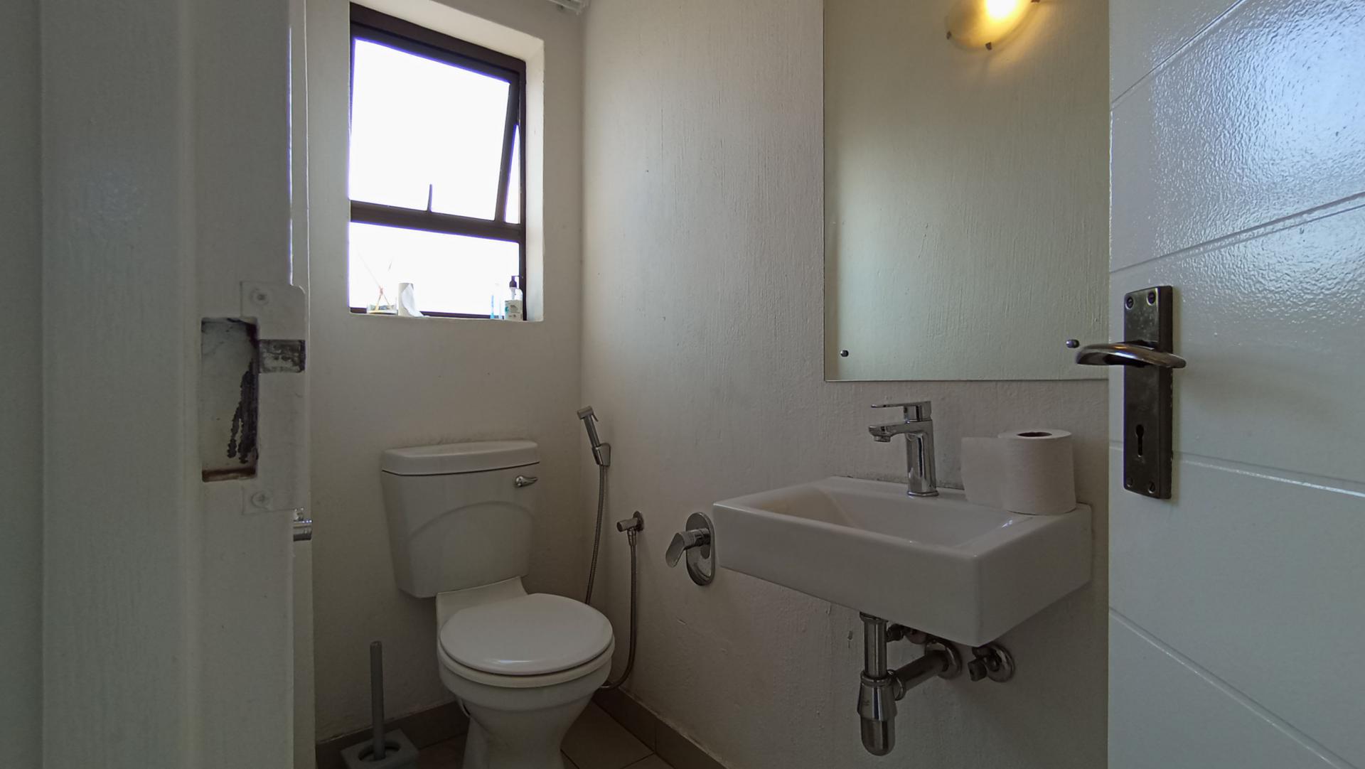 Guest Toilet - 2 square meters of property in Needwood