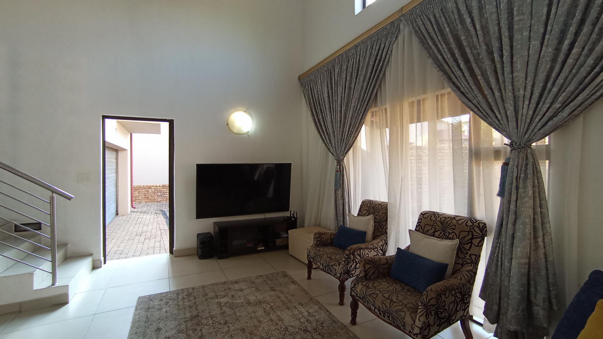 Lounges - 17 square meters of property in Needwood