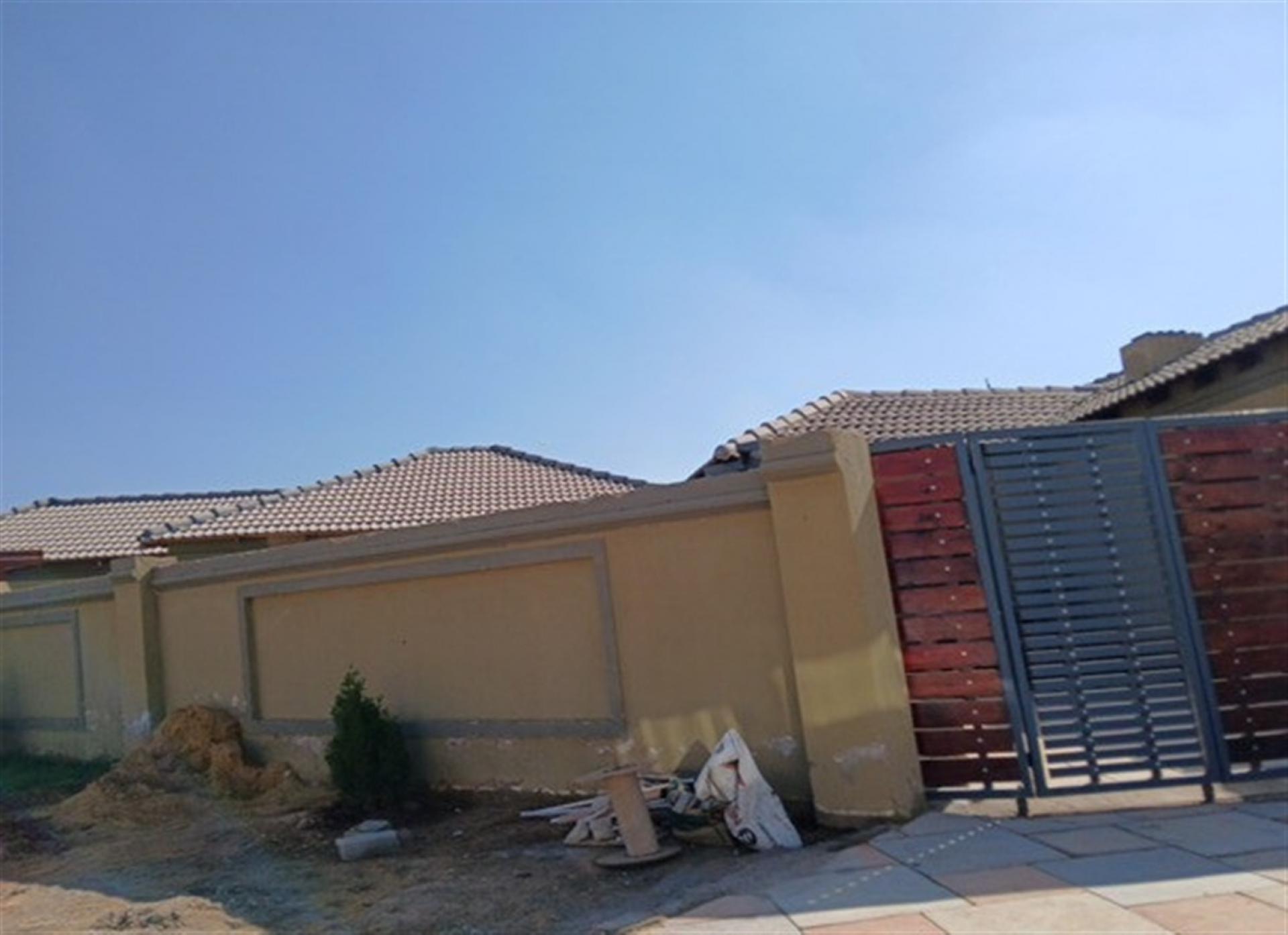 Front View of property in Dawn Park