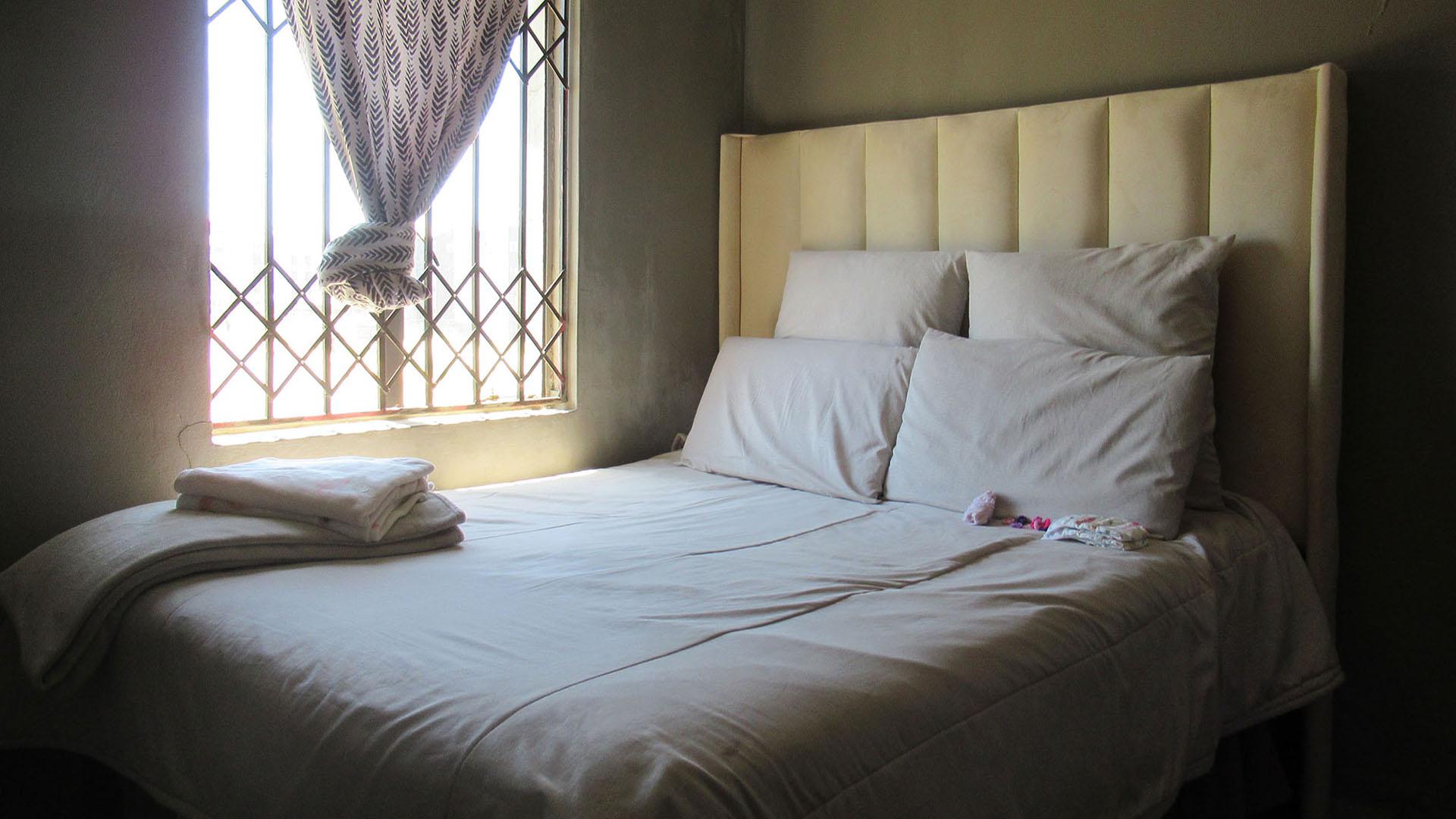 Bed Room 1 - 7 square meters of property in Jabulani