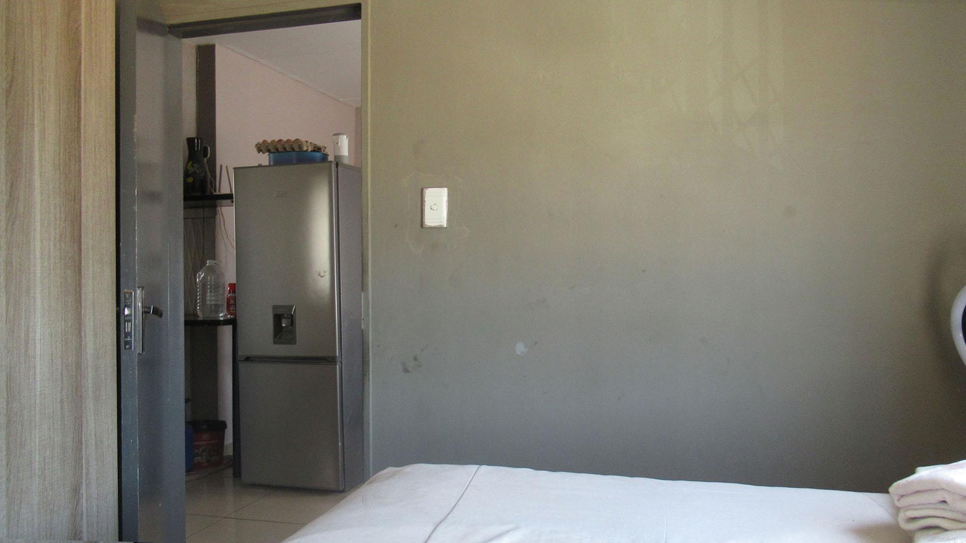 Bed Room 1 - 7 square meters of property in Jabulani
