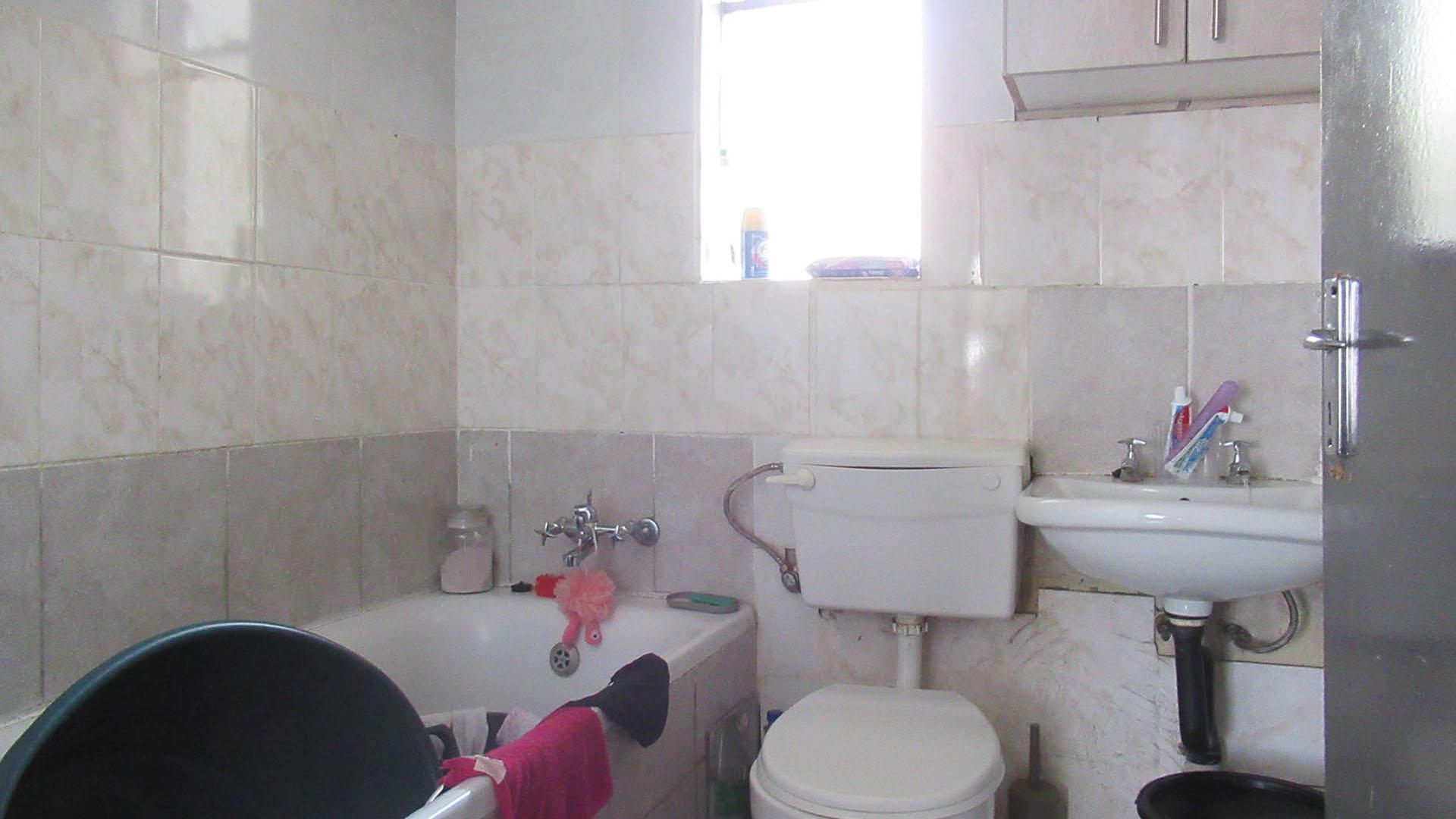 Bathroom 1 - 4 square meters of property in Jabulani
