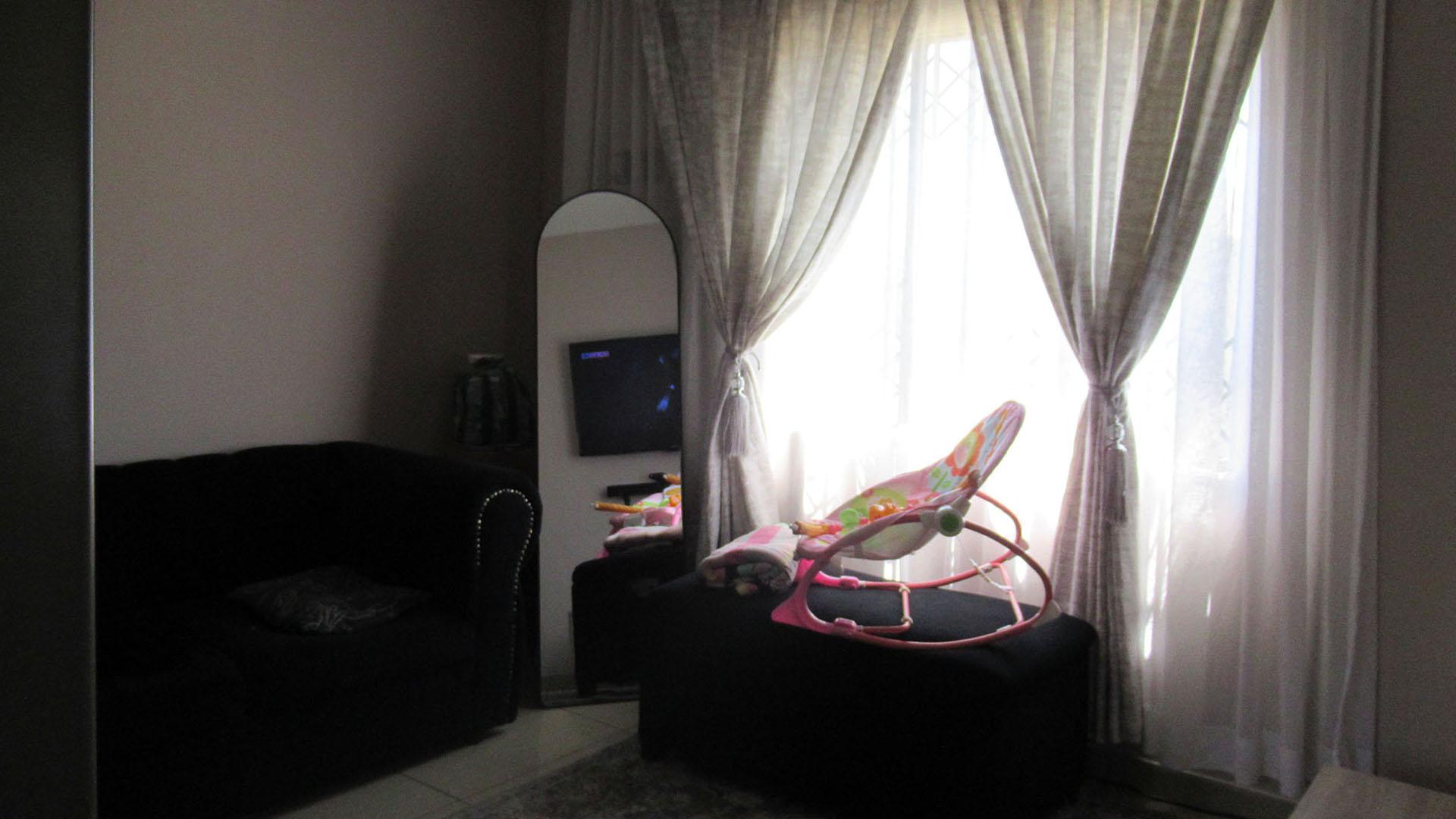 Lounges - 12 square meters of property in Jabulani