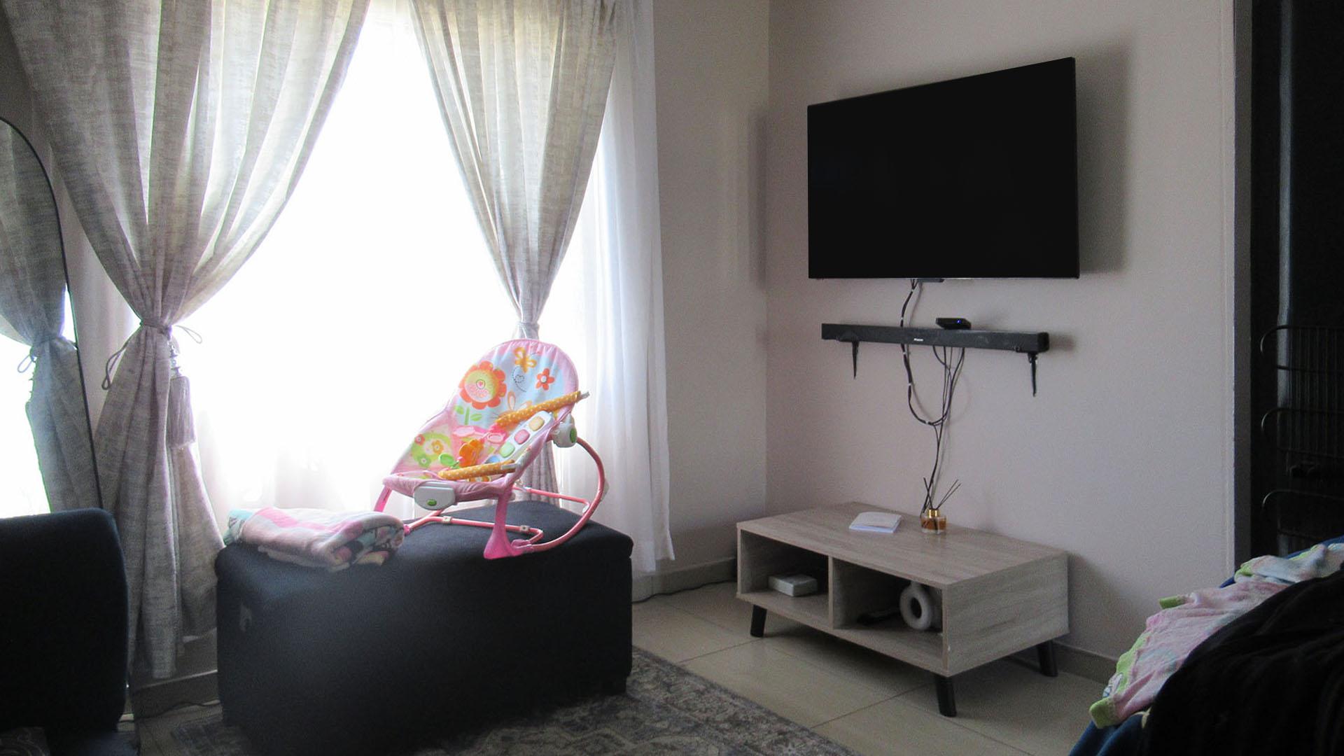 Lounges - 12 square meters of property in Jabulani