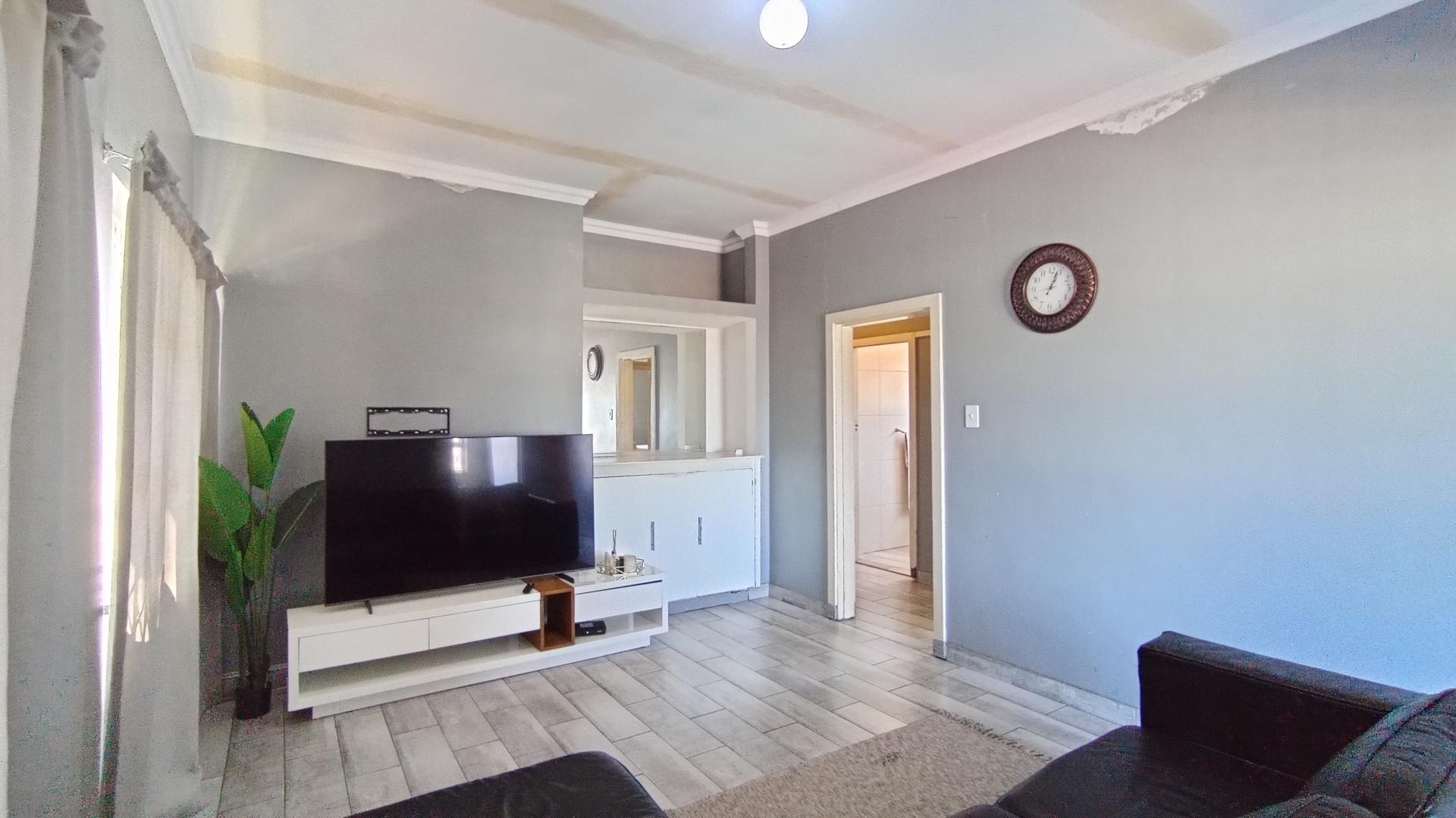 Lounges - 23 square meters of property in Glenwood - DBN