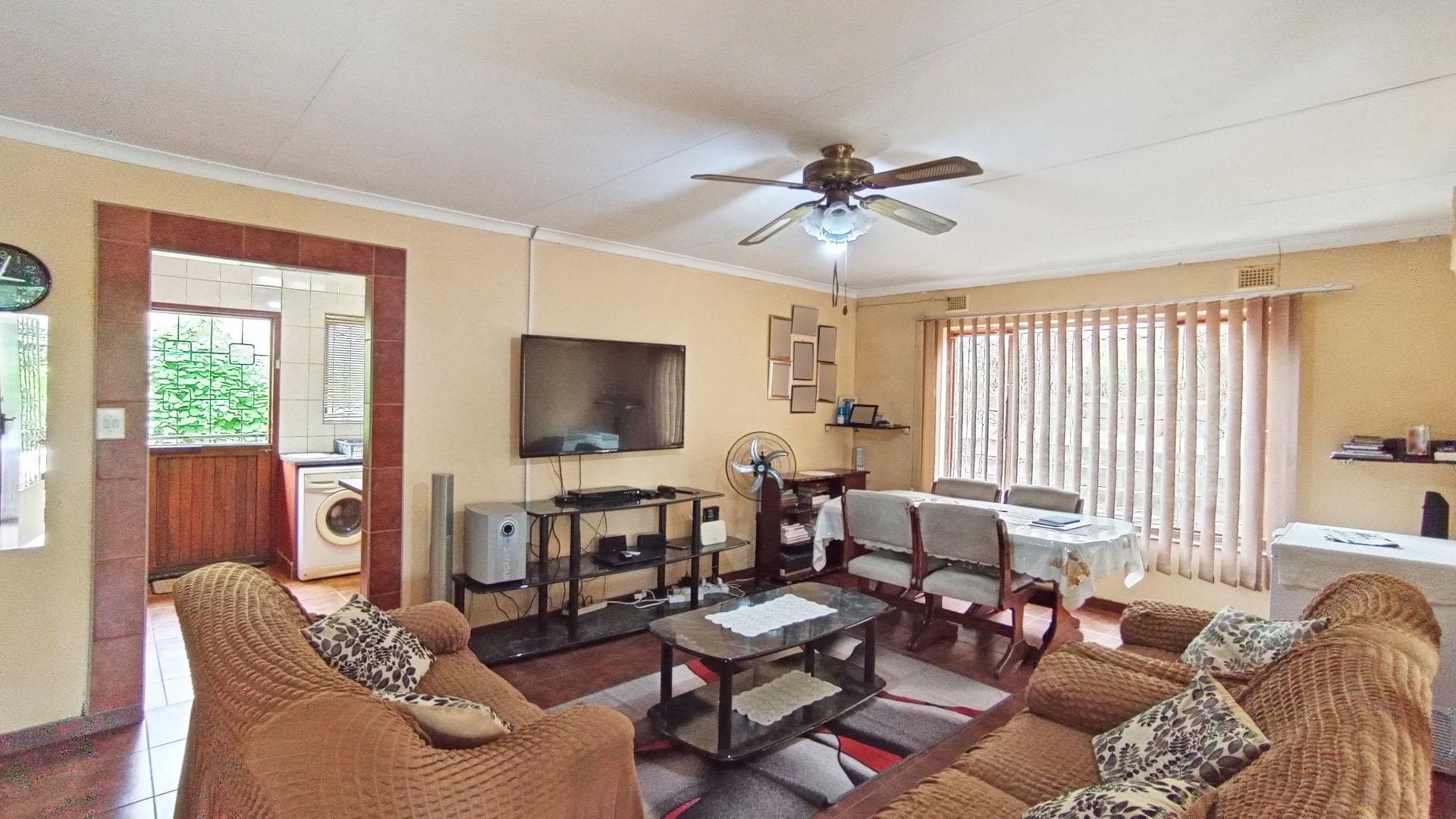 Lounges - 31 square meters of property in Verulam 