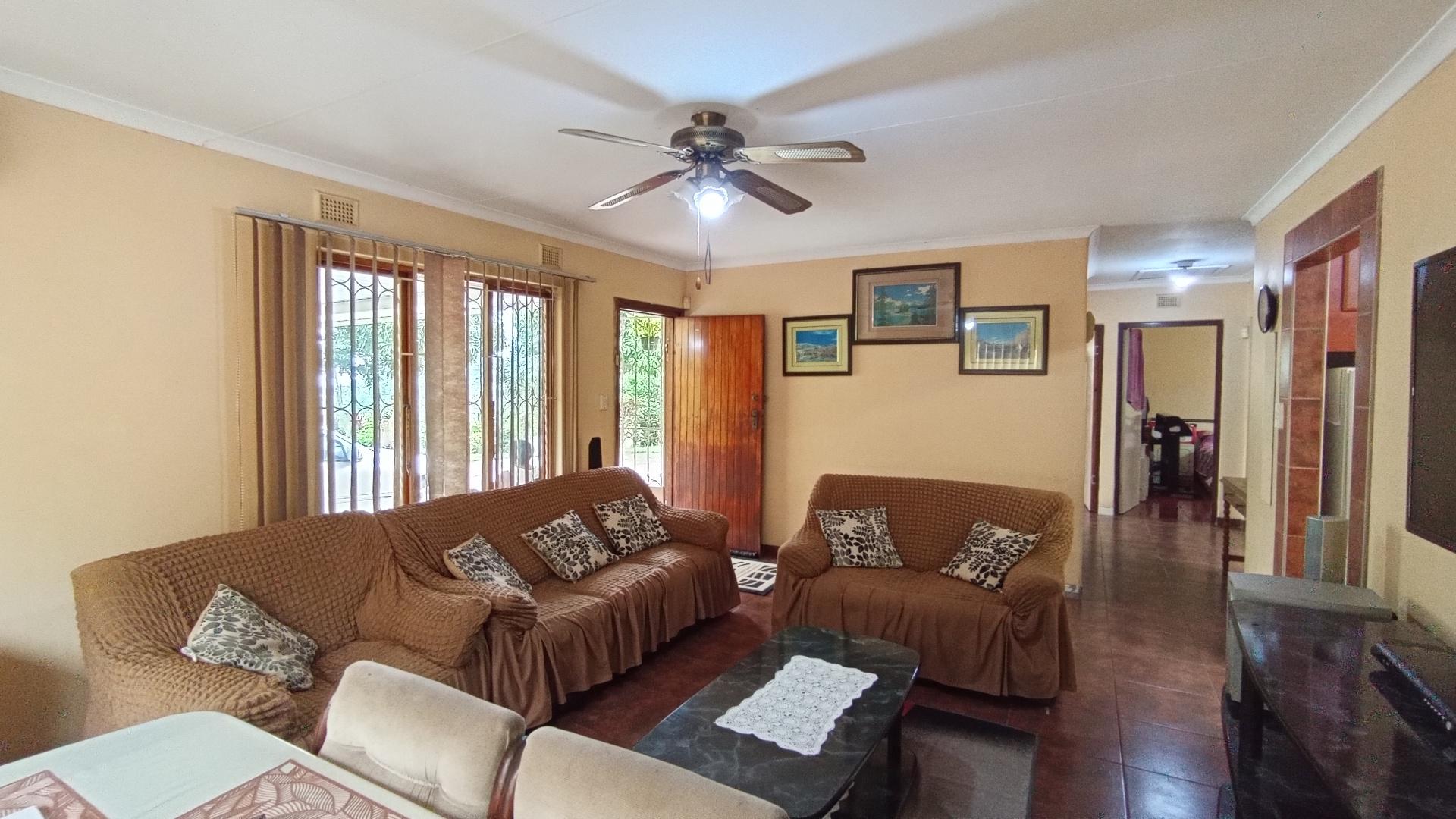 Lounges - 31 square meters of property in Verulam 