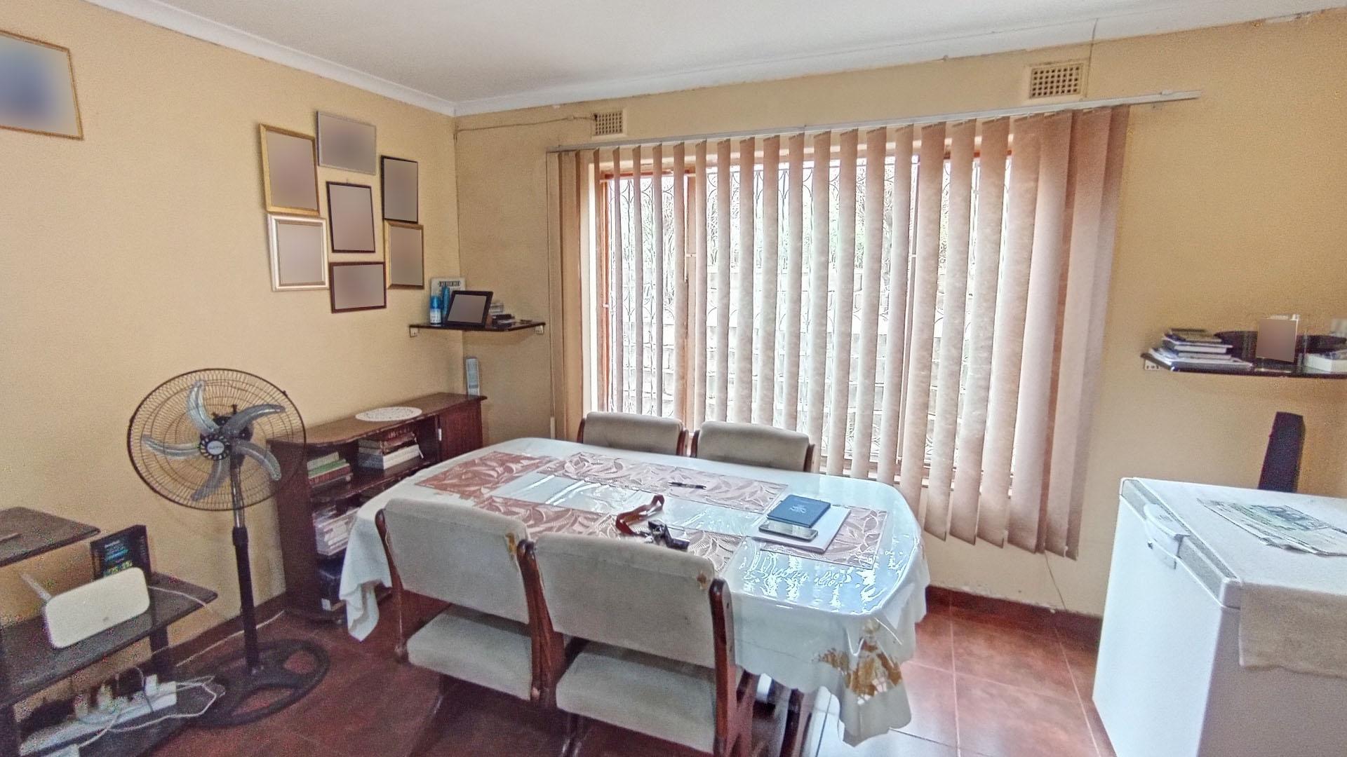 Dining Room of property in Verulam 