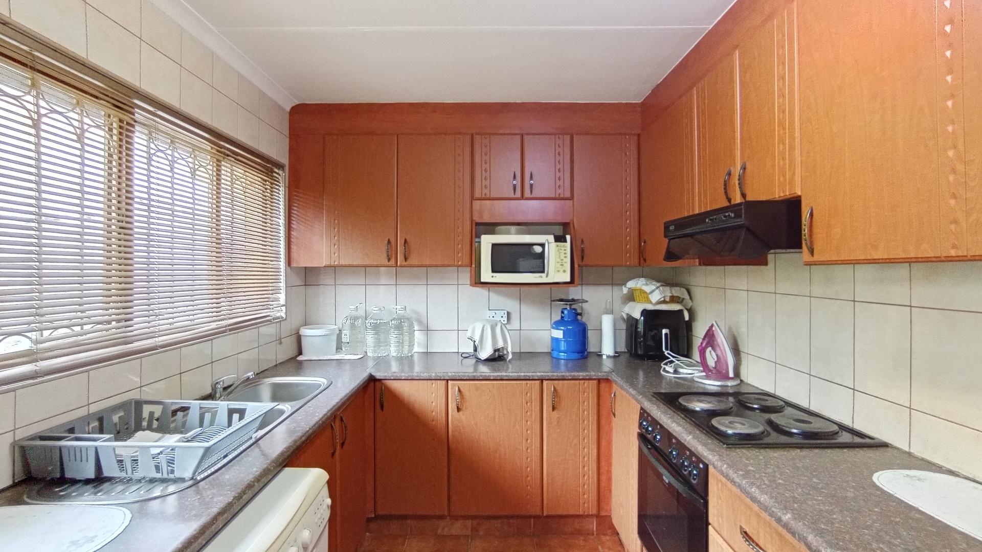 Kitchen - 13 square meters of property in Verulam 
