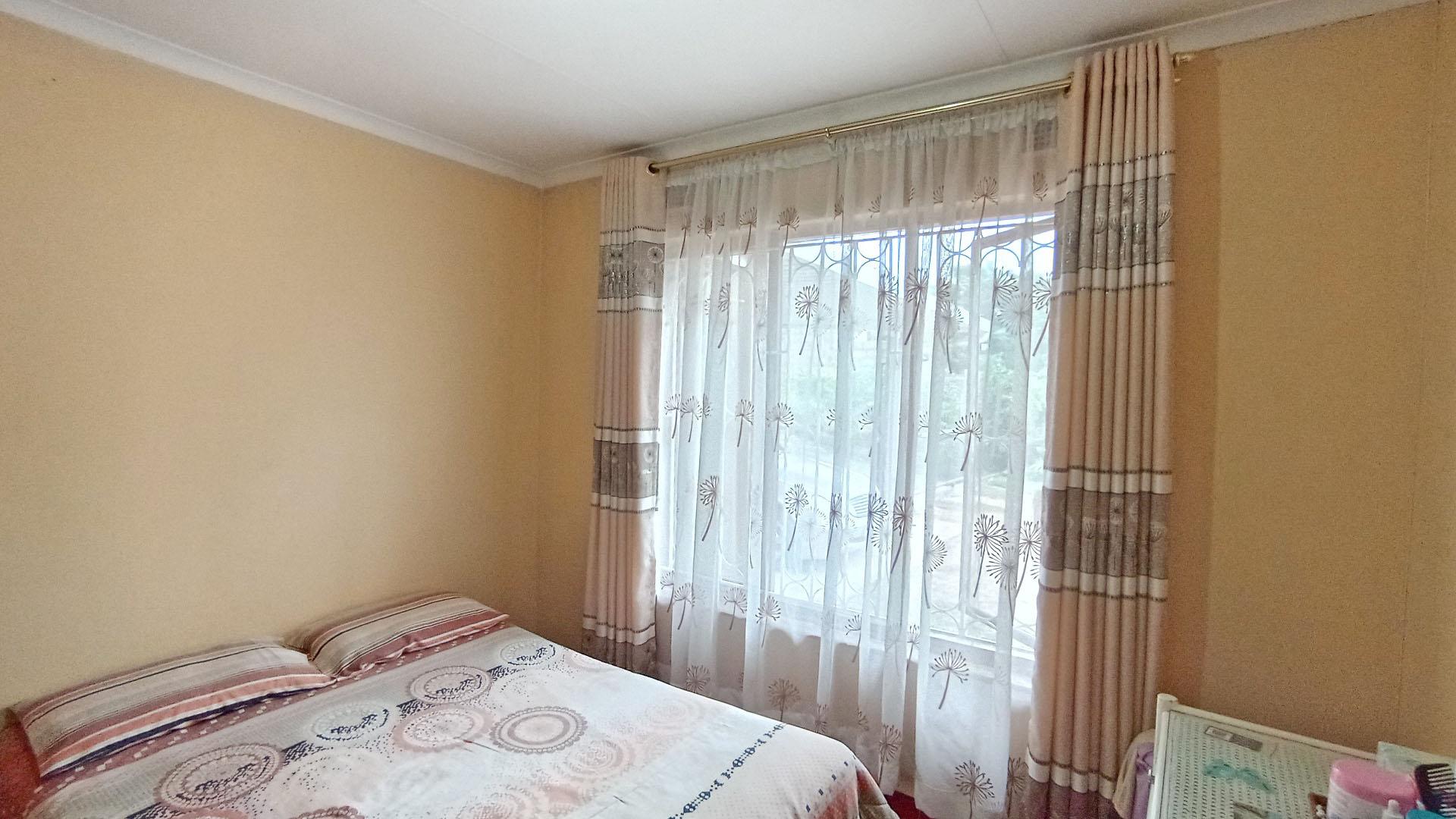 Bed Room 1 - 11 square meters of property in Verulam 