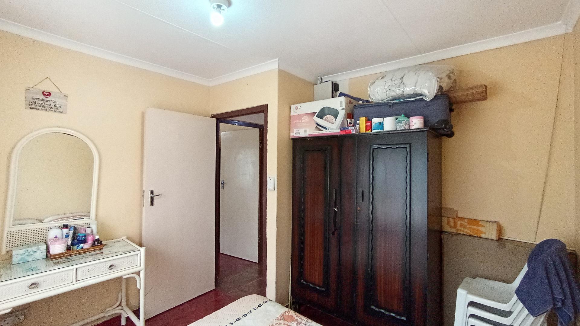 Bed Room 1 - 11 square meters of property in Verulam 
