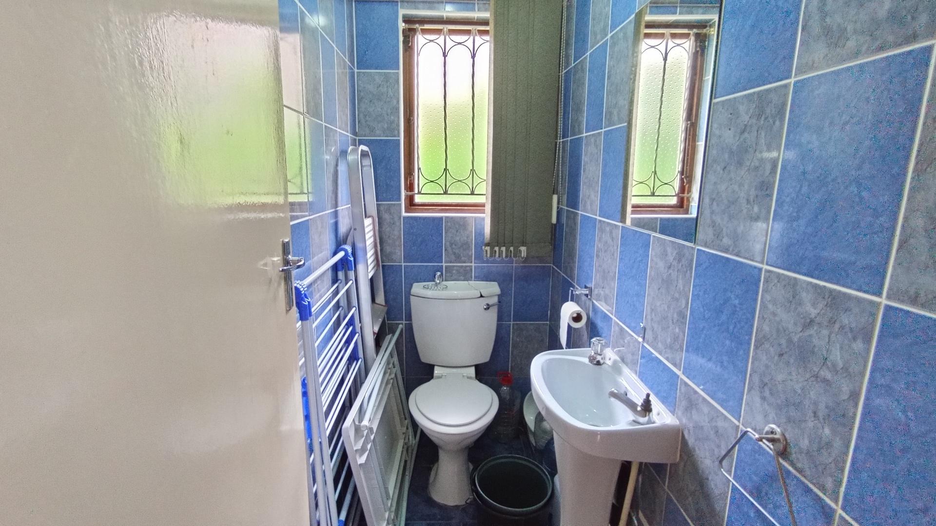 Guest Toilet - 3 square meters of property in Verulam 