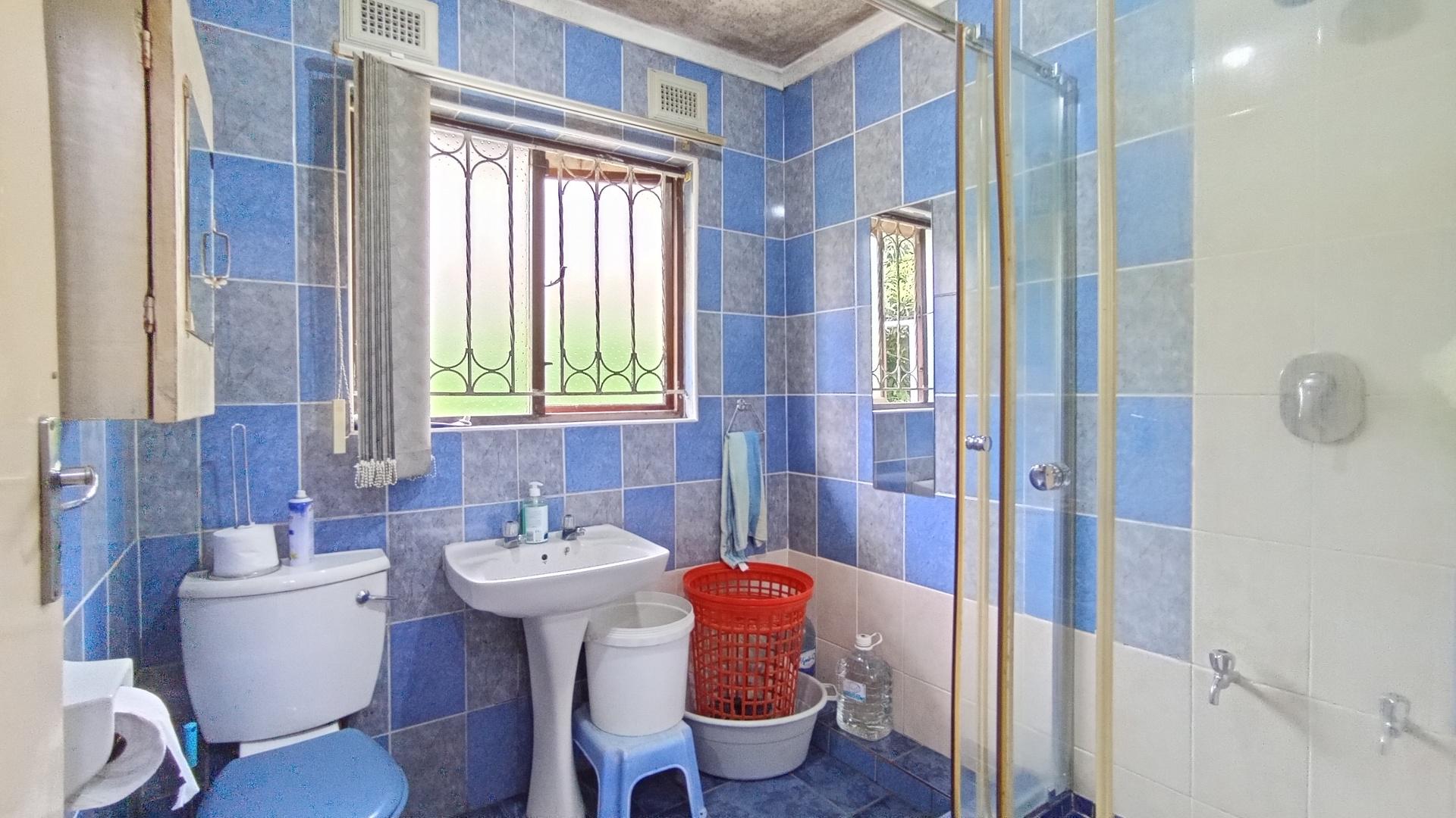 Bathroom 1 - 5 square meters of property in Verulam 