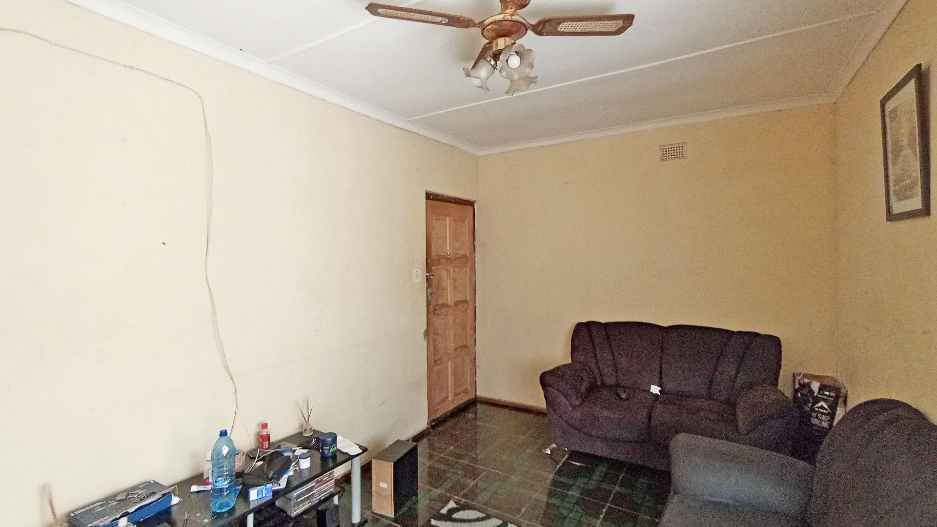 Lounges - 16 square meters of property in Esikhawini