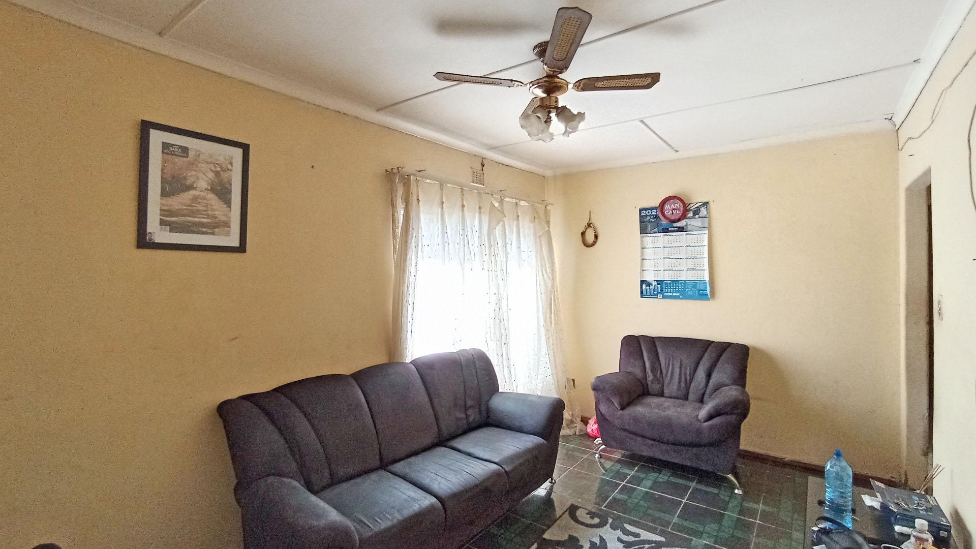 Lounges - 16 square meters of property in Esikhawini