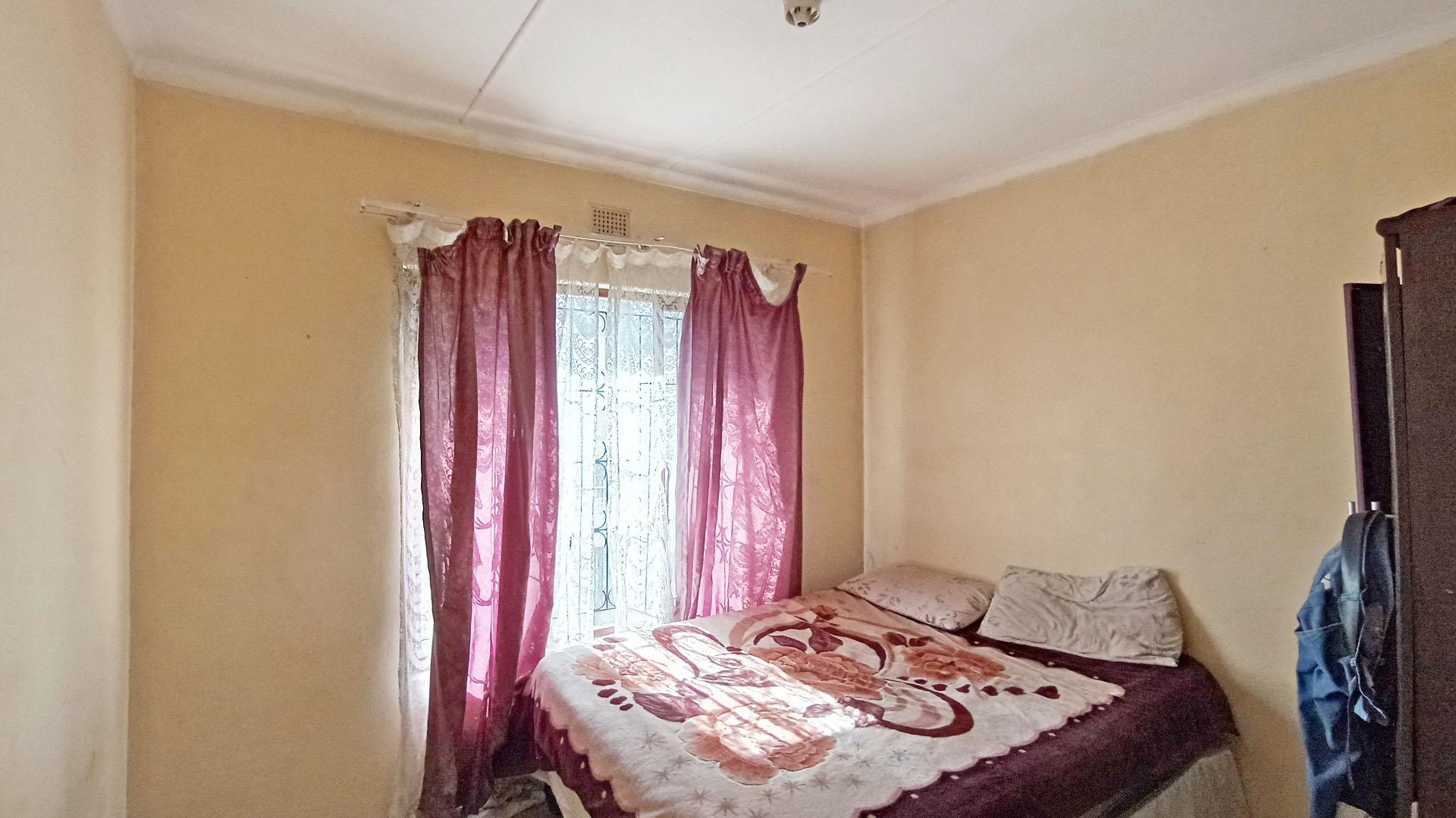 Bed Room 1 - 10 square meters of property in Esikhawini