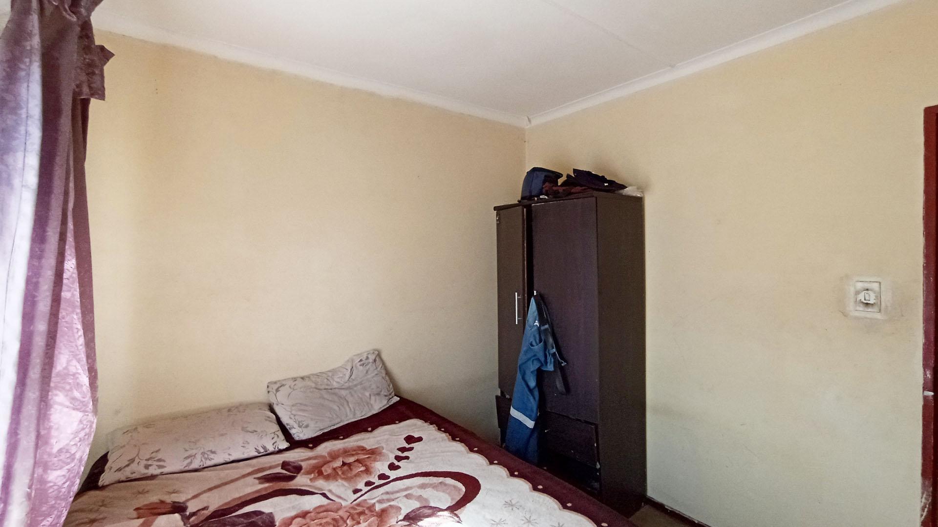 Bed Room 1 - 10 square meters of property in Esikhawini