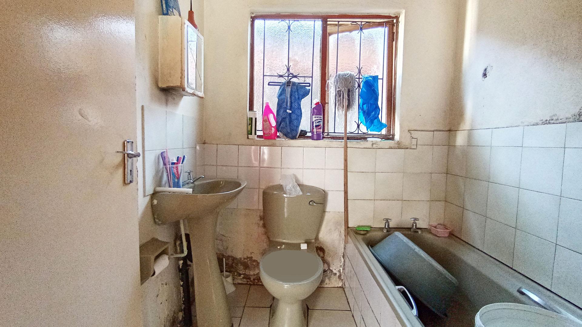 Bathroom 1 - 4 square meters of property in Esikhawini