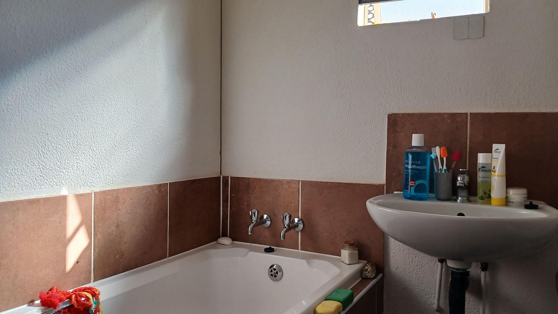 Bathroom 1 - 4 square meters of property in Stretford
