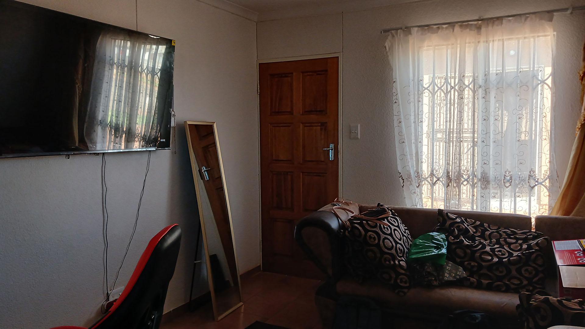 Lounges - 12 square meters of property in Stretford