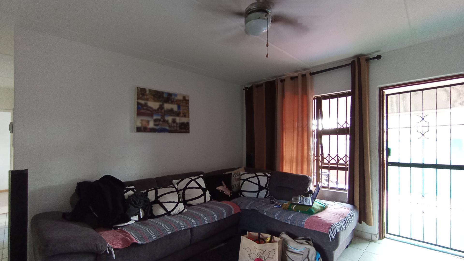 Lounges - 17 square meters of property in Ferndale - JHB