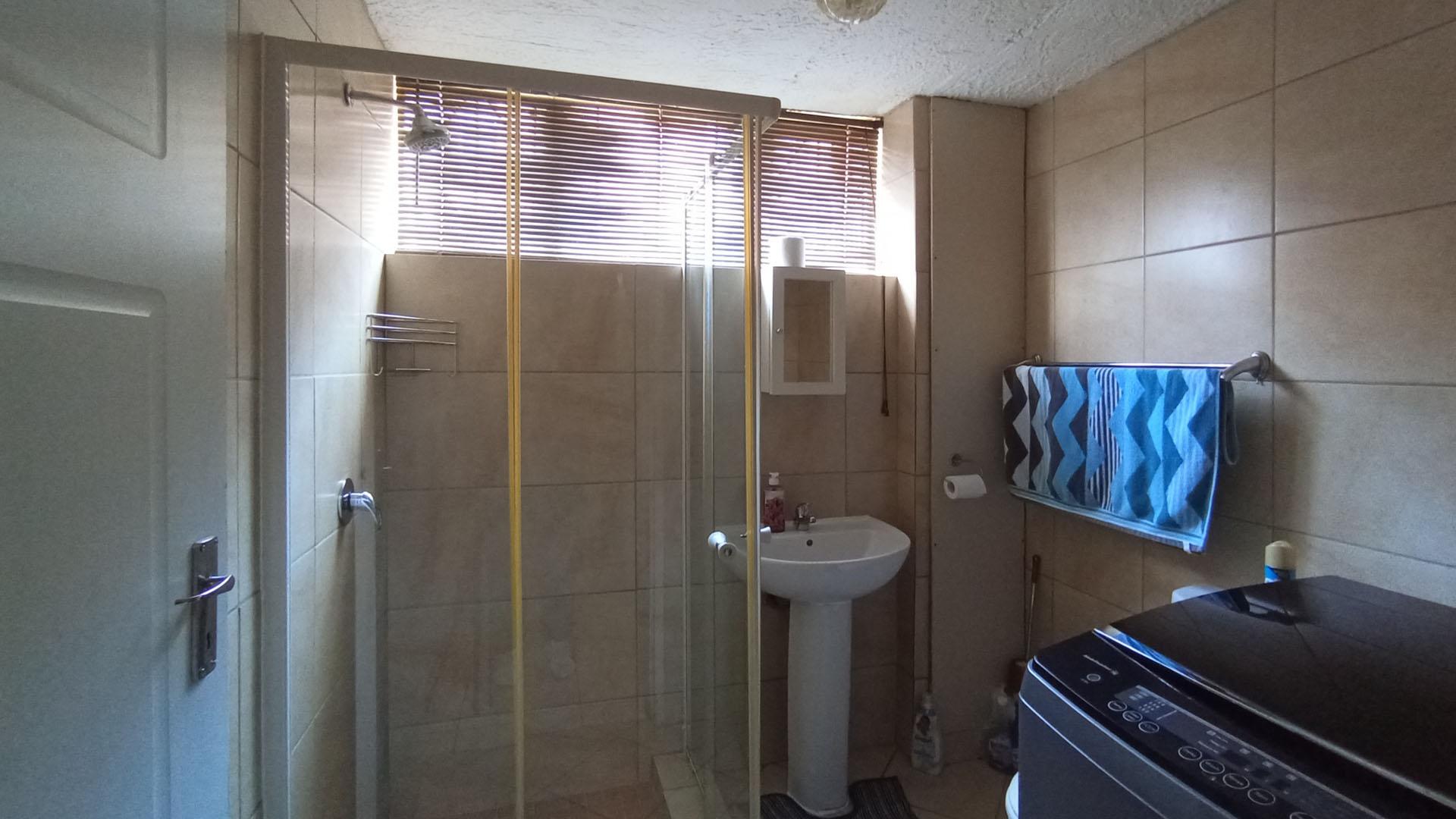 Bathroom 1 - 6 square meters of property in Mountain View
