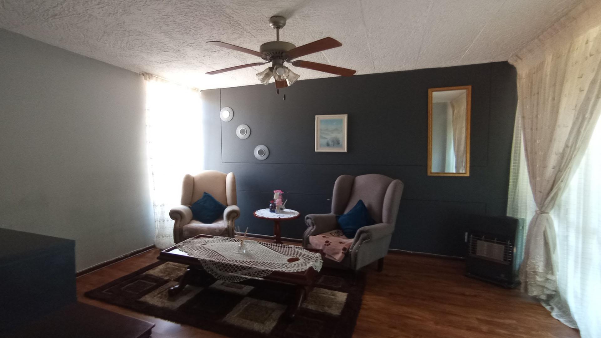 Lounges - 17 square meters of property in Mountain View