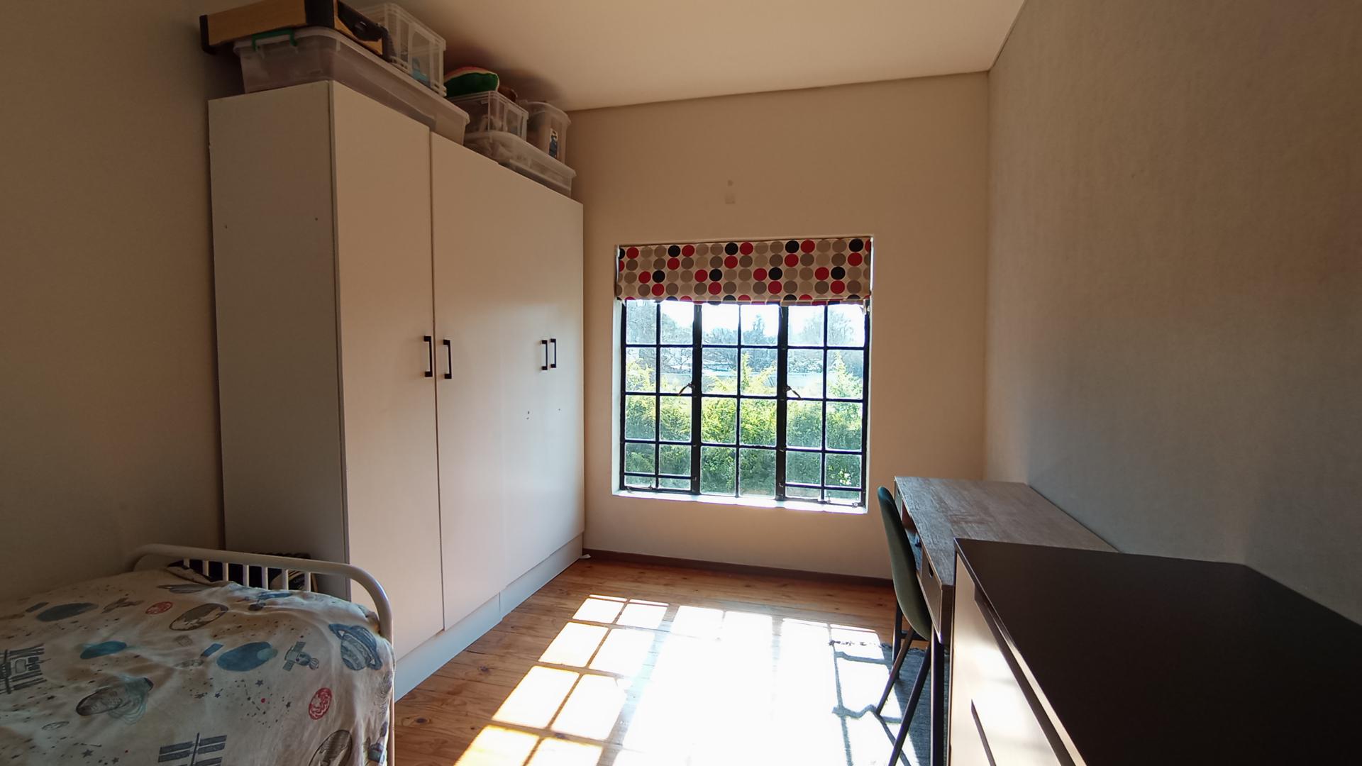 Bed Room 1 - 12 square meters of property in Moreletapark