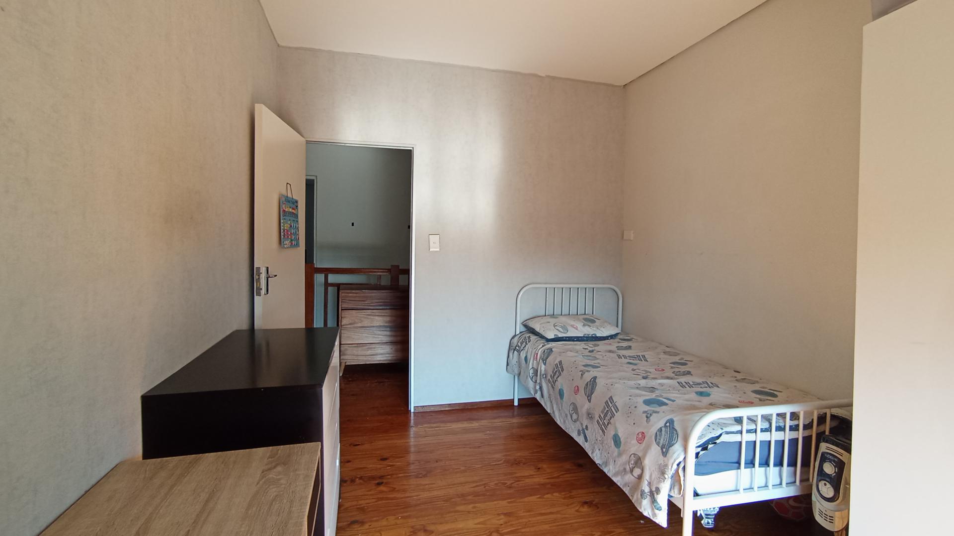 Bed Room 1 - 12 square meters of property in Moreletapark