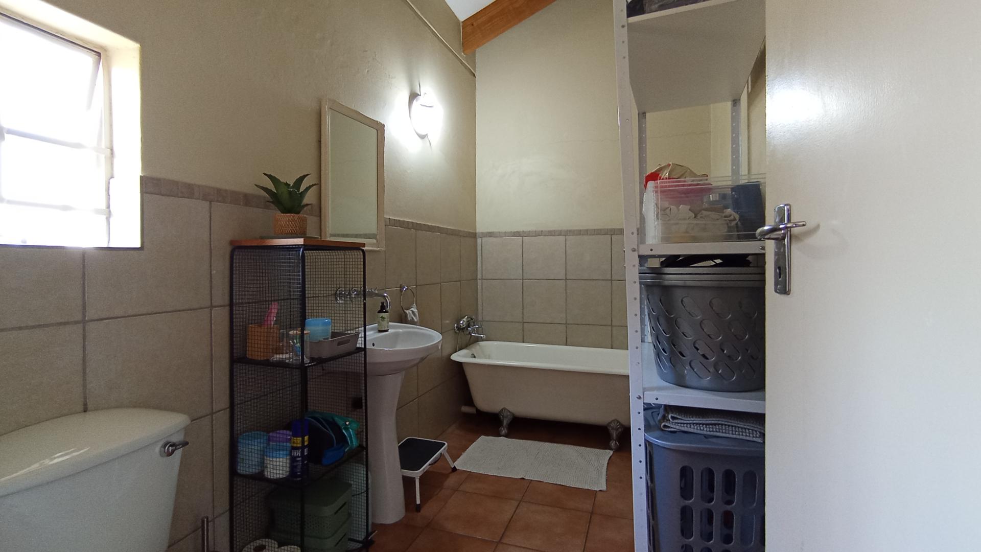 Bathroom 1 - 7 square meters of property in Moreletapark