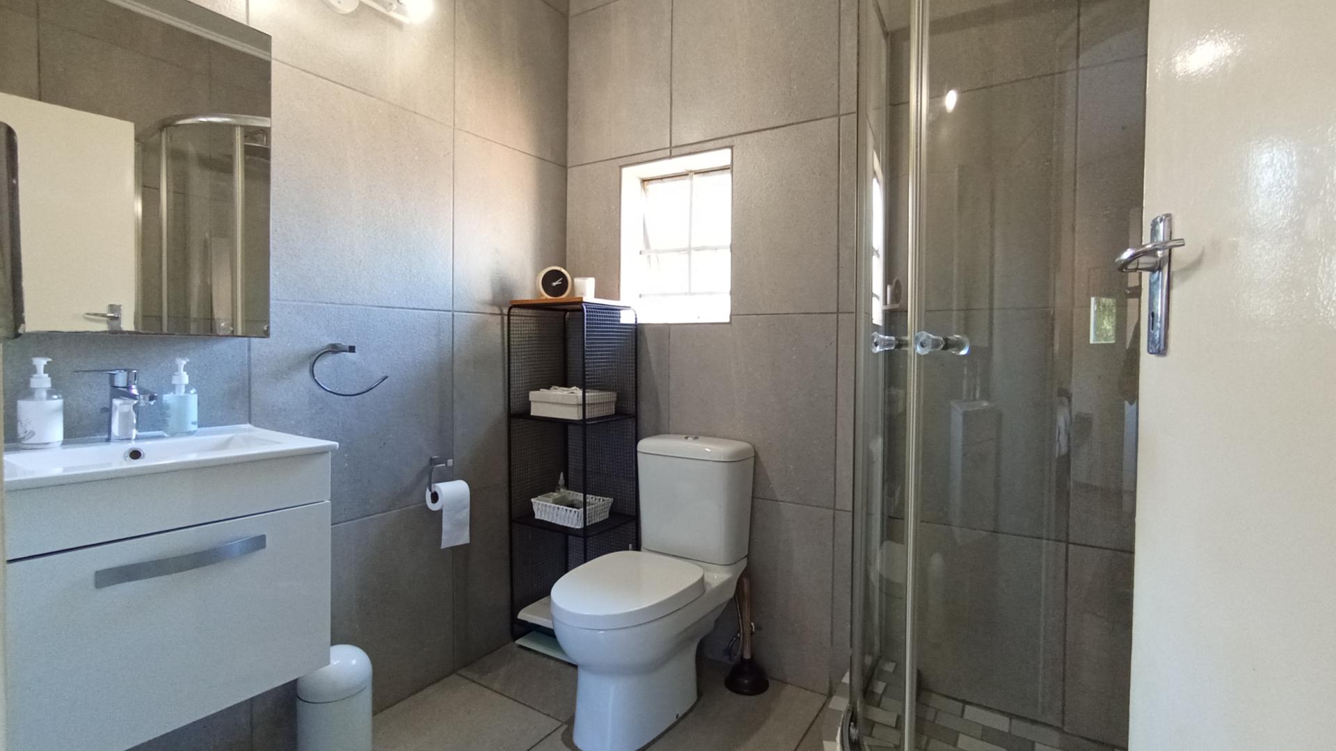 Main Bathroom - 4 square meters of property in Moreletapark