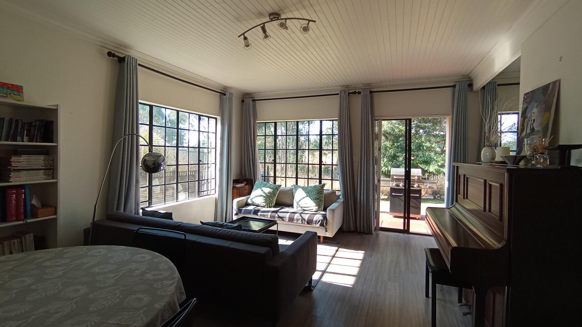 Lounges - 26 square meters of property in Moreletapark