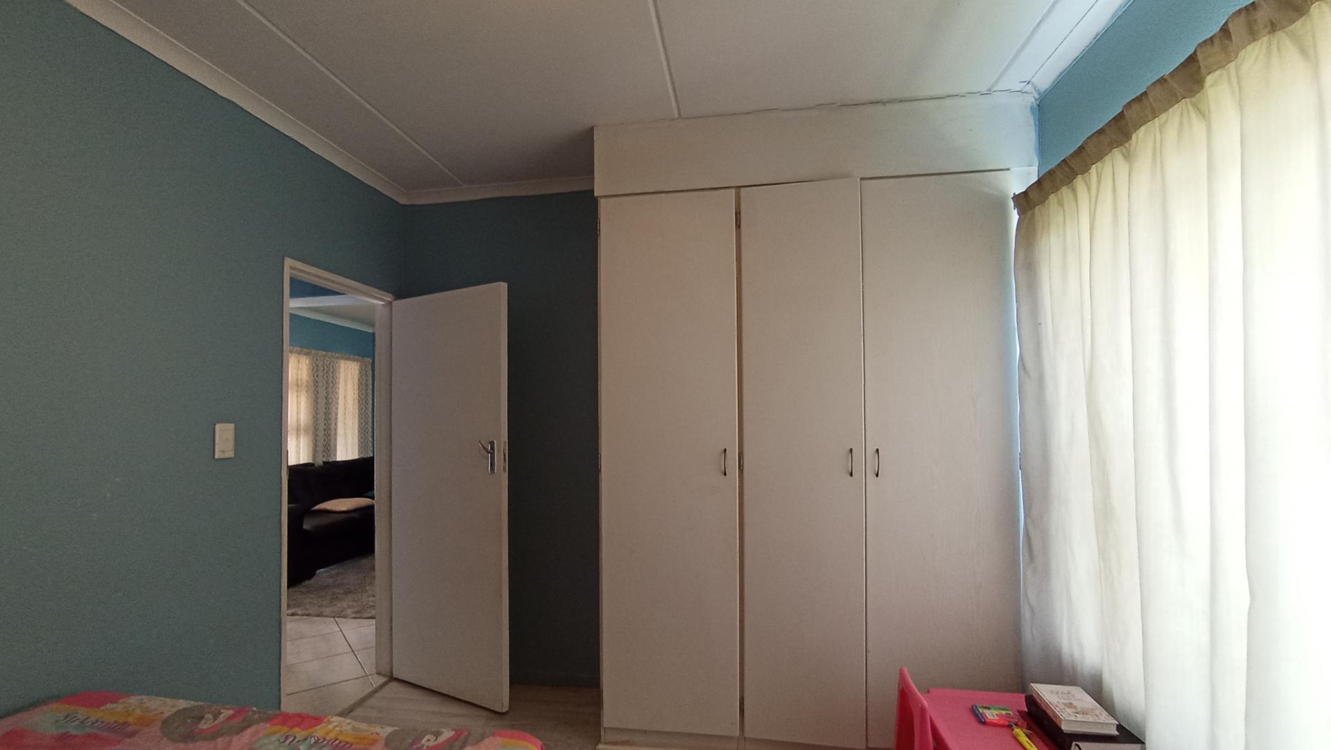 Bed Room 2 - 13 square meters of property in Florida Glen