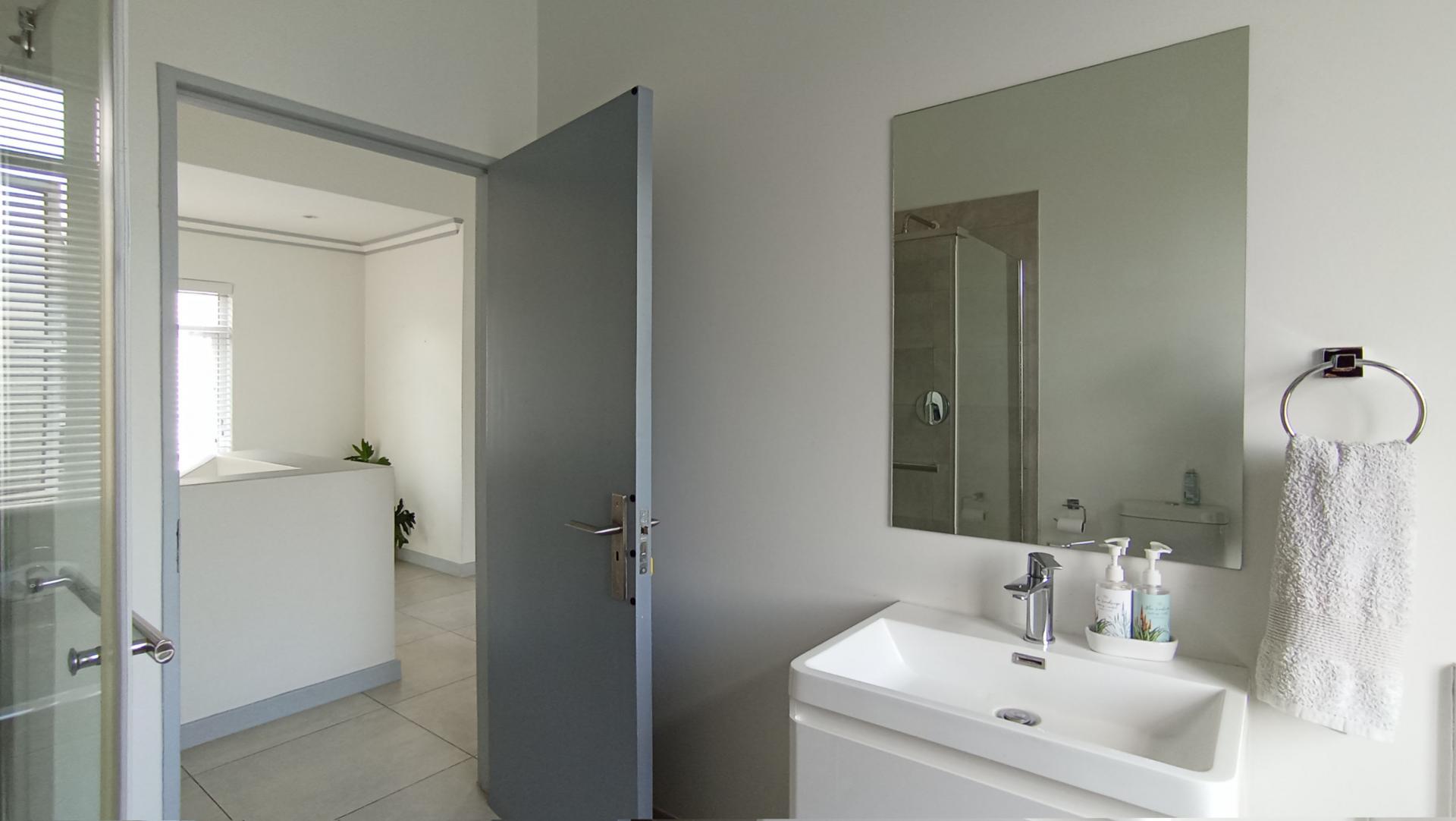 Bathroom 1 - 6 square meters of property in Fourways