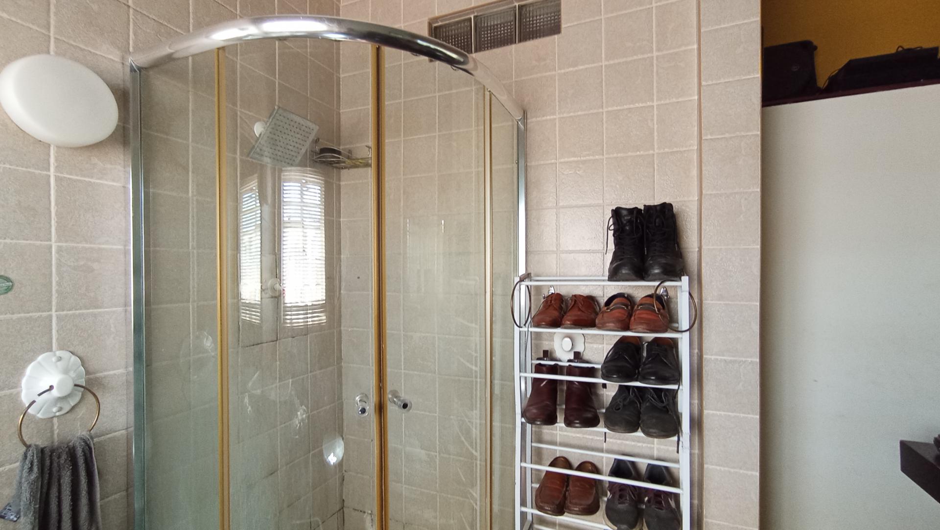 Main Bathroom - 4 square meters of property in Kensington - JHB