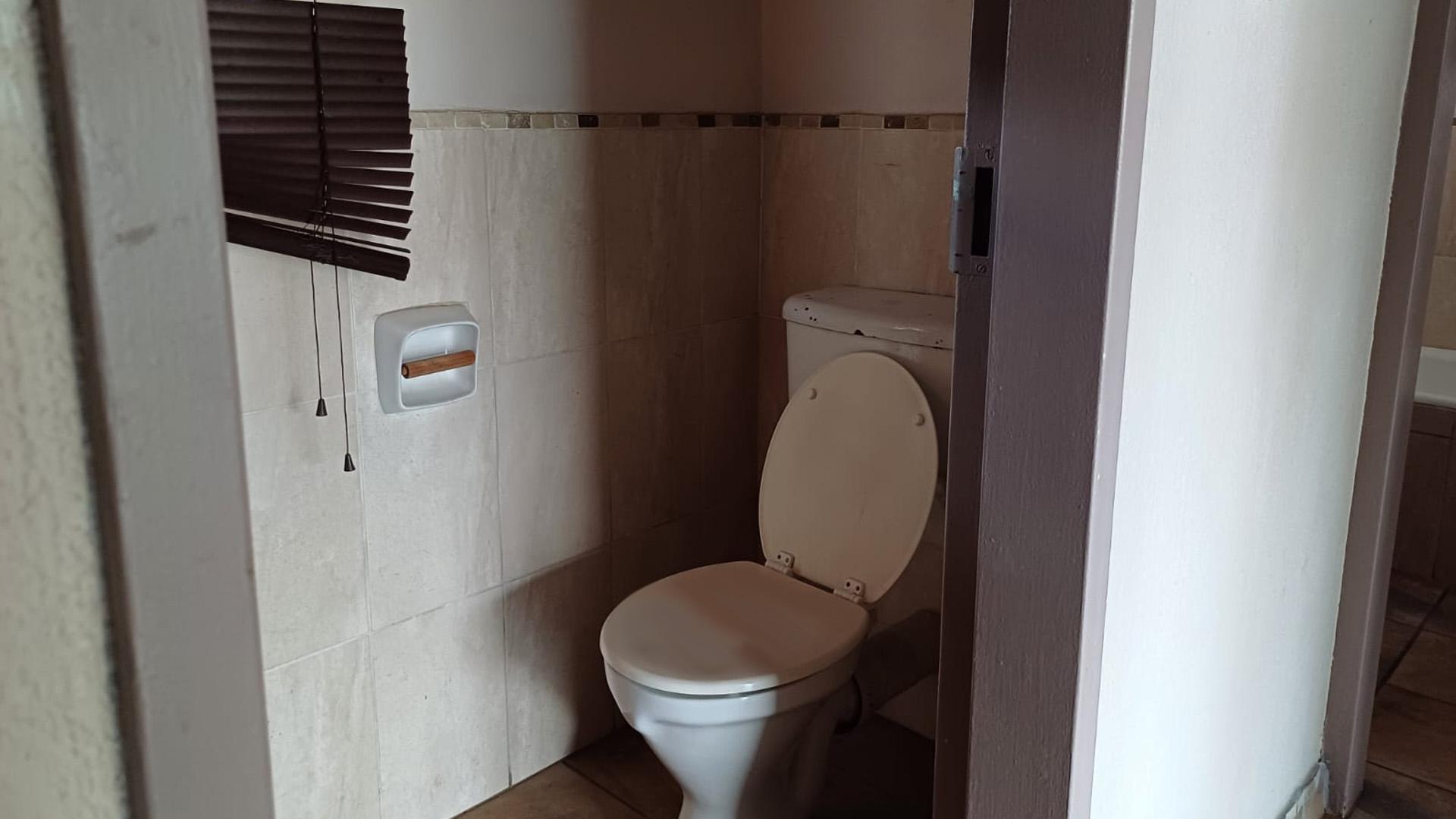 Bathroom 1 of property in Potchefstroom