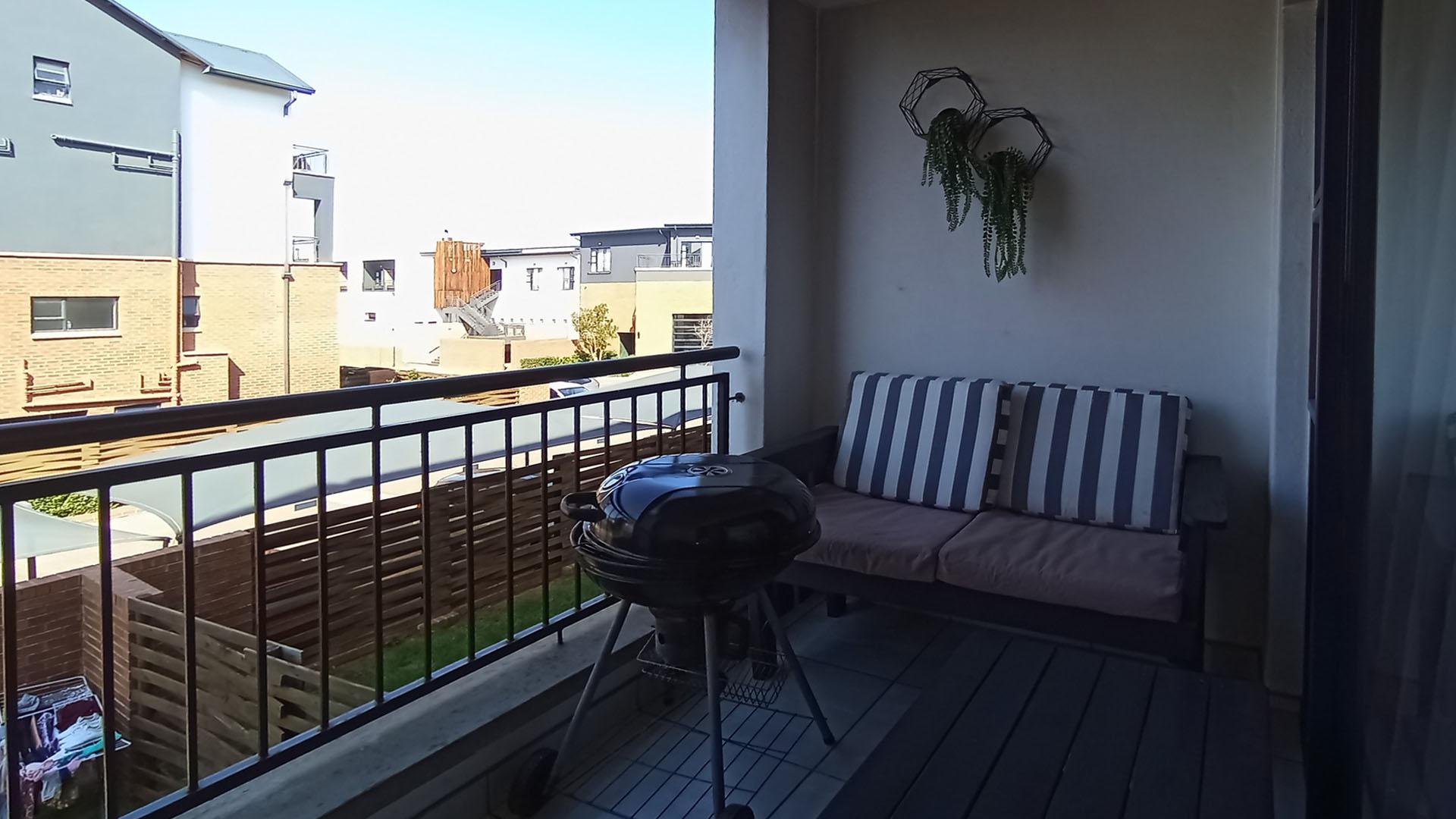 Balcony - 6 square meters of property in Zwartkoppies