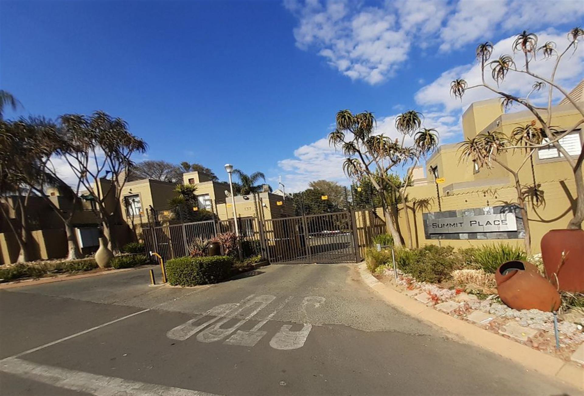 Front View of property in Halfway House