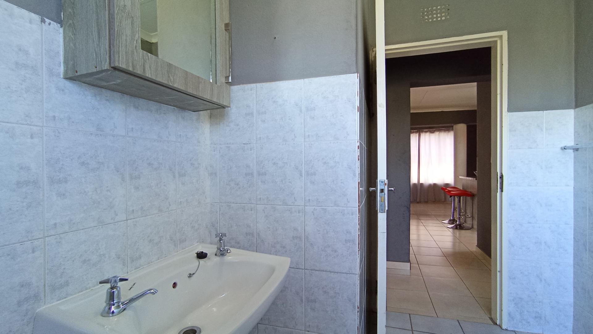Bathroom 1 - 5 square meters of property in Discovery