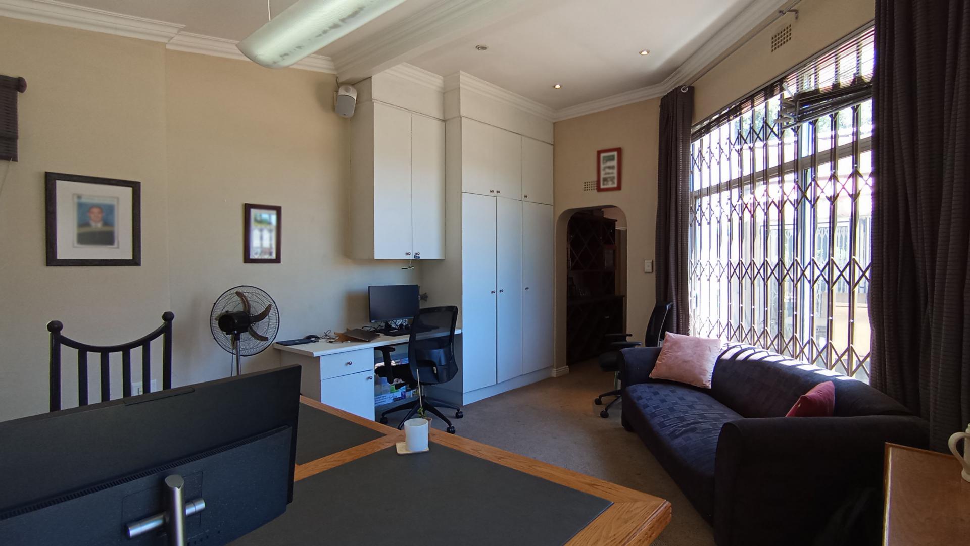 Study - 32 square meters of property in Edenburg - Jhb