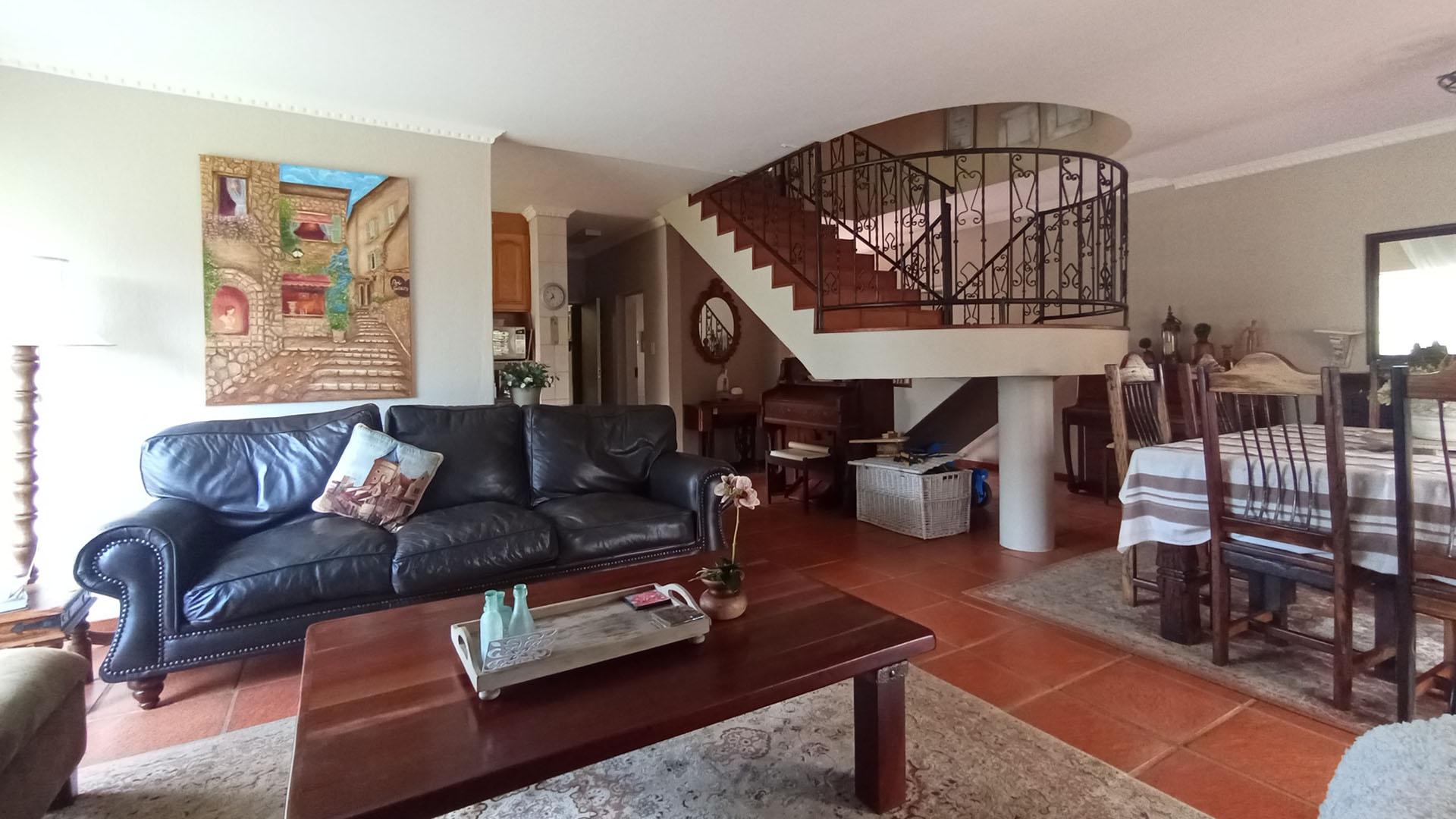 Lounges - 34 square meters of property in Eldoraigne