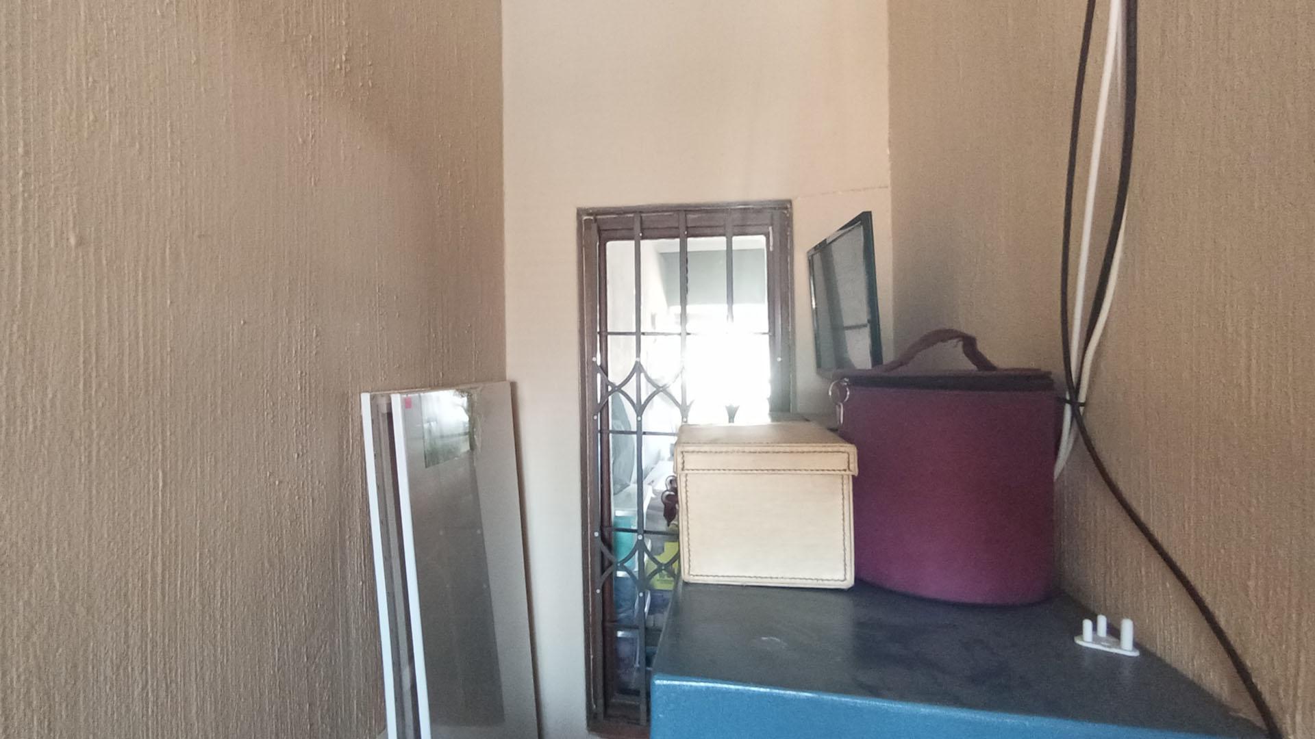 Lounges - 34 square meters of property in Eldoraigne