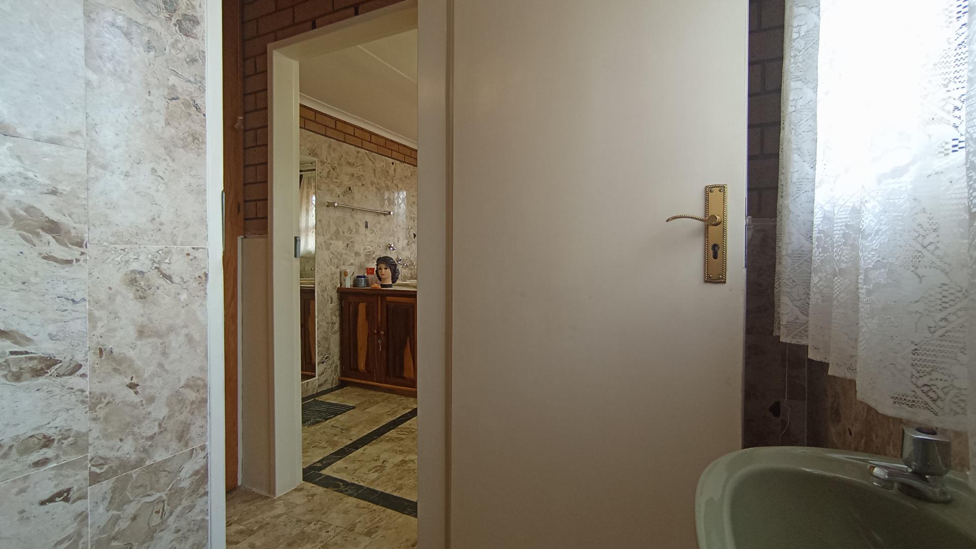 Bathroom 1 - 13 square meters of property in Danville