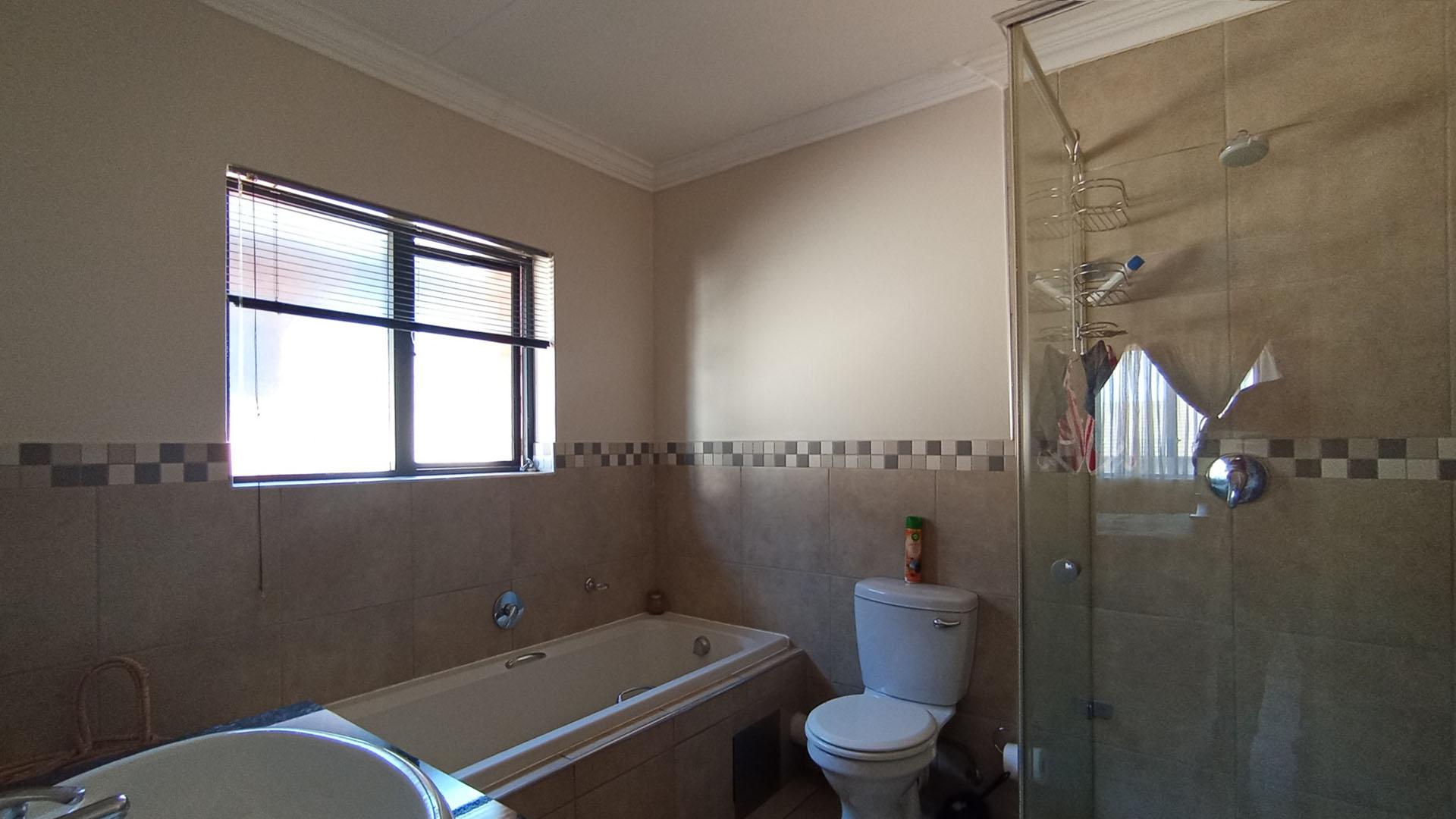Main Bathroom - 7 square meters of property in Equestria