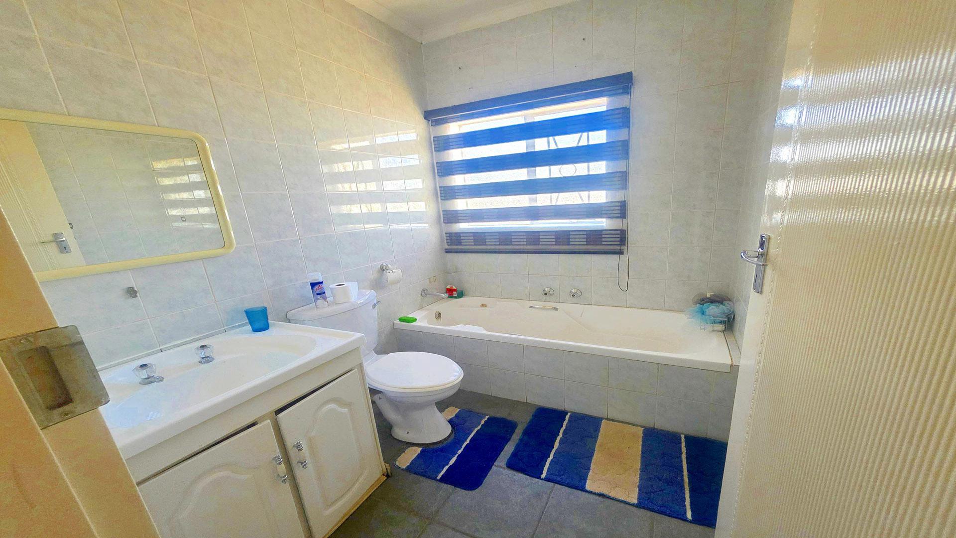 Bathroom 1 of property in Heidelberg - GP