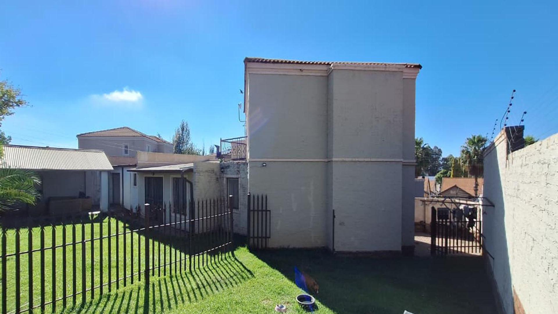 Backyard of property in Heidelberg - GP